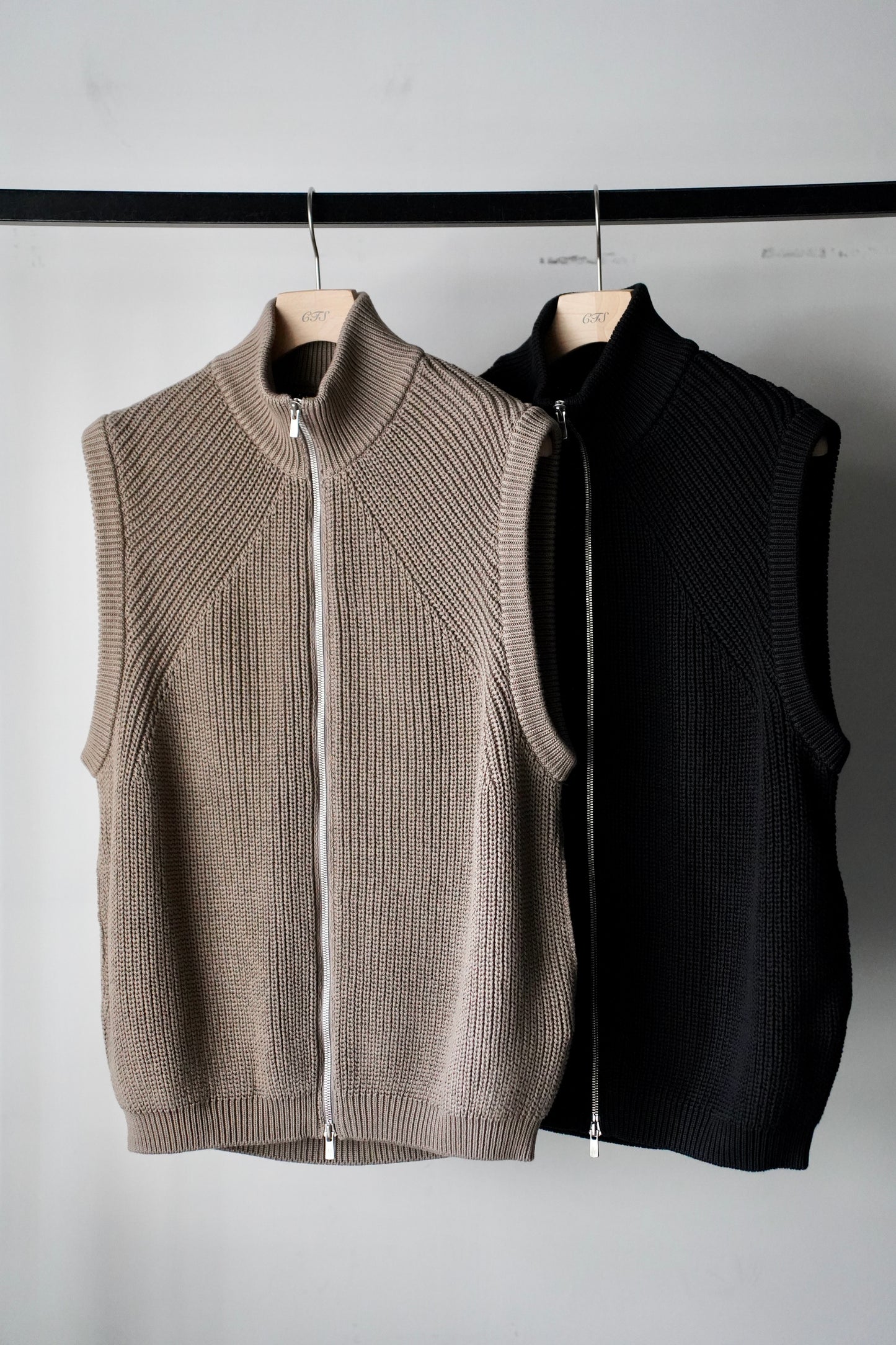 MEN BATONER / バトナー SIGNATURE DRIVERS VEST