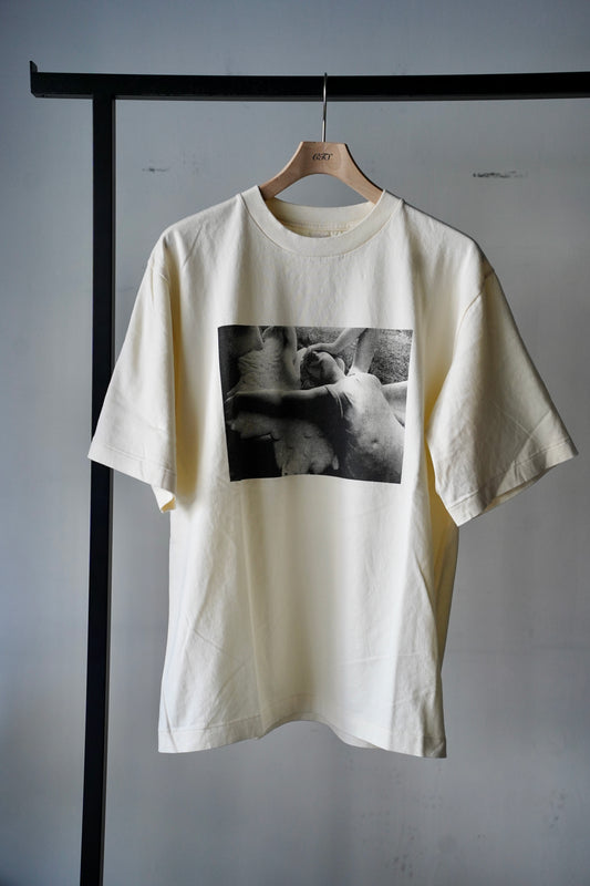 MEN/WOMEN blurhmsROOTSTOCK / ブラームスルーツストック JD LOVE WILL TEAR US Phot STANDARD