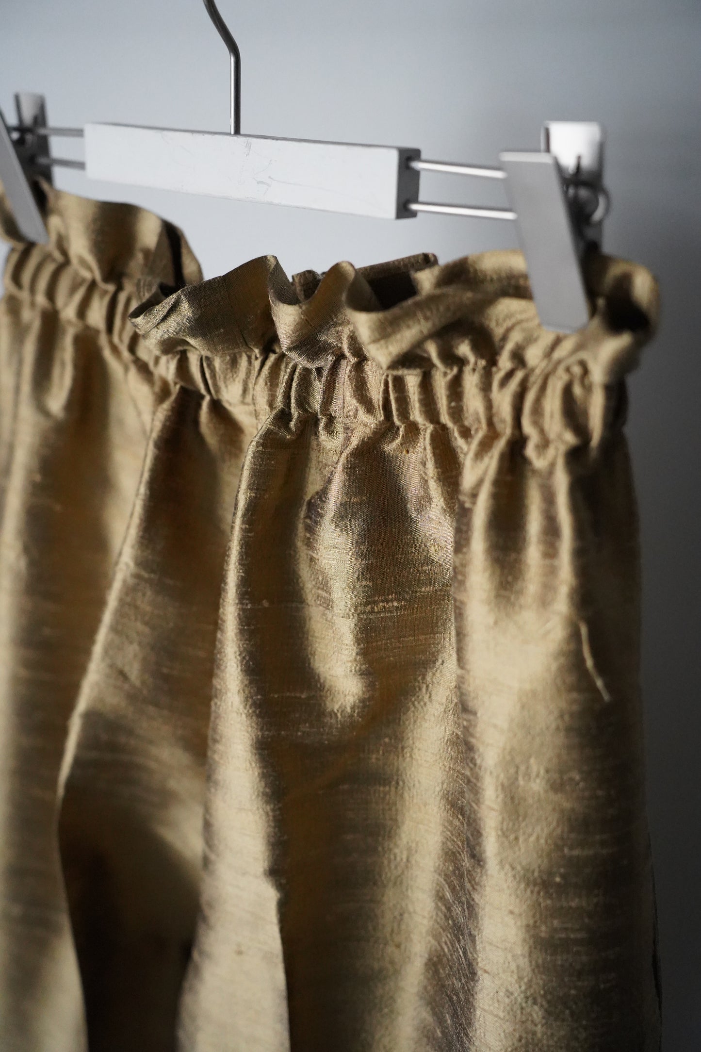 WOMEN Y.A.Acc/ ワイエーアク silk tuck pants
