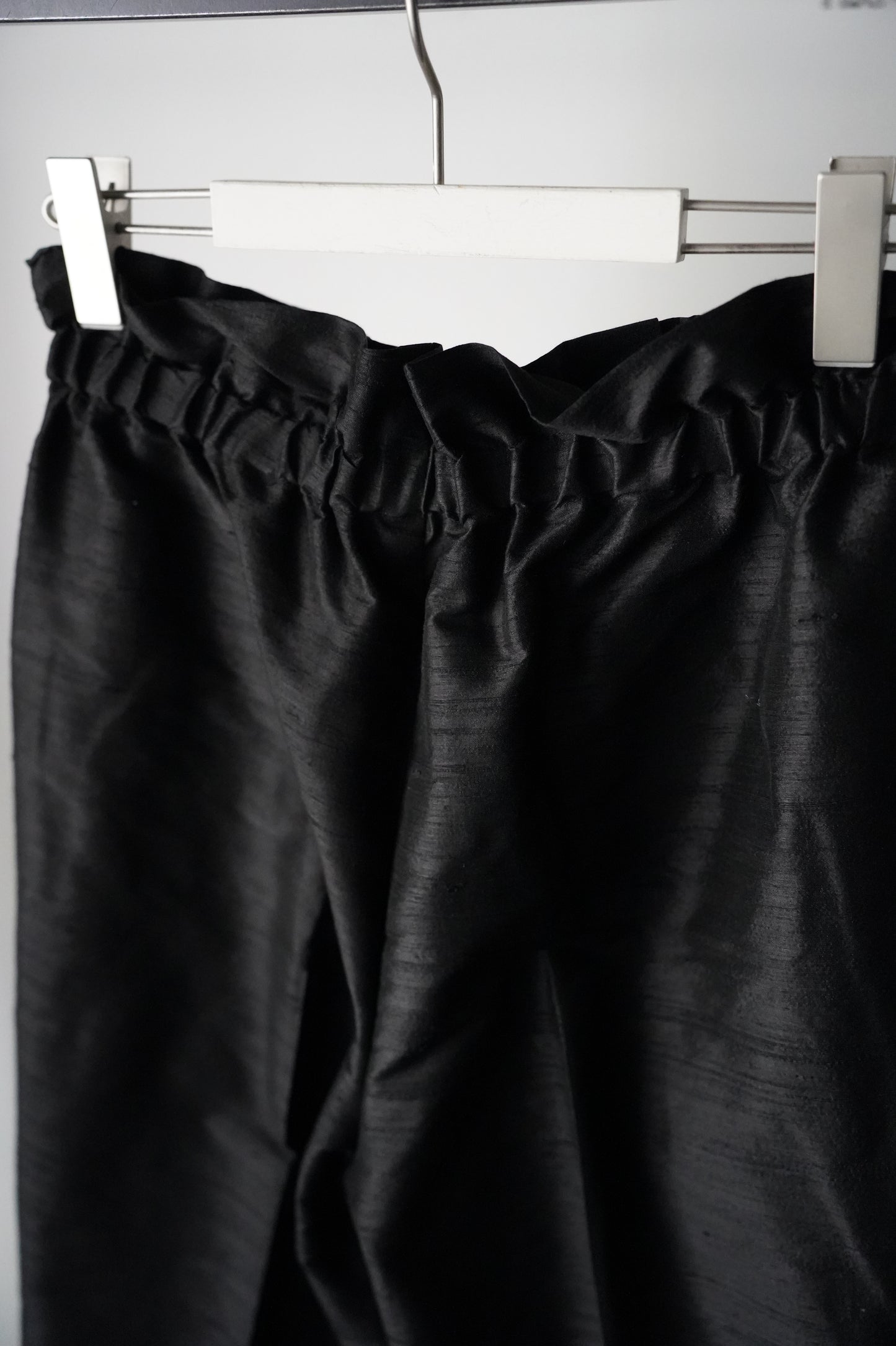 WOMEN Y.A.Acc/ ワイエーアク silk tuck pants