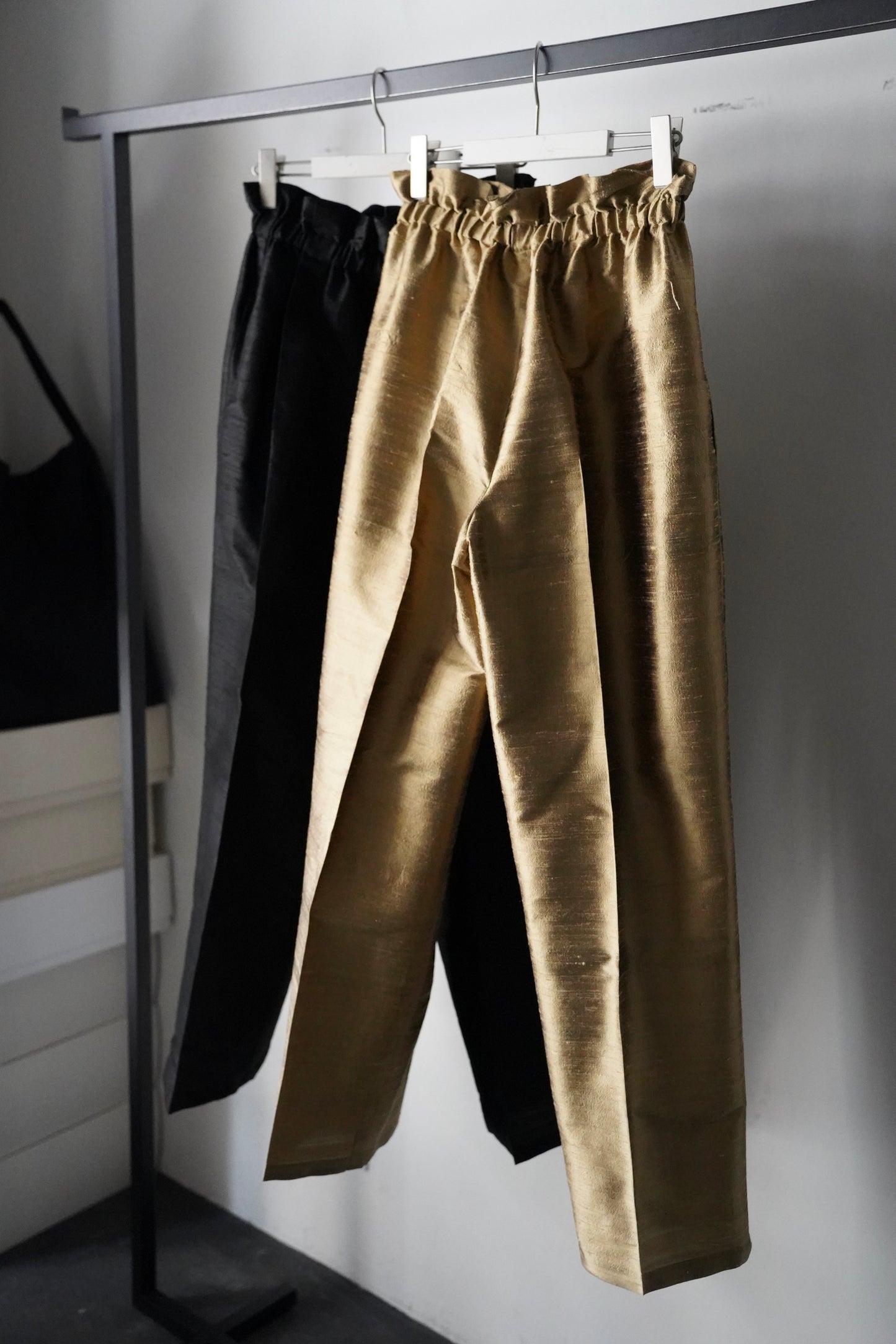 WOMEN Y.A.Acc/ ワイエーアク silk tuck pants