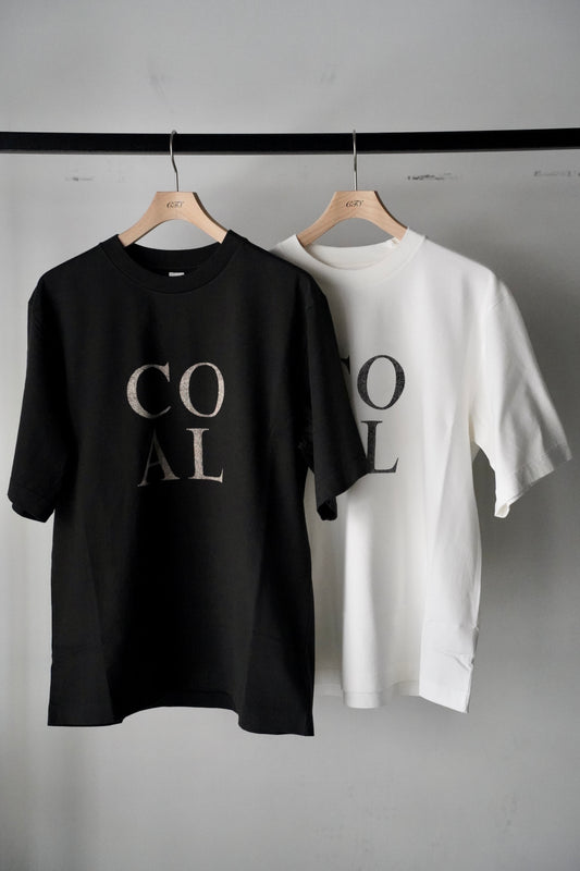 MEN/WOMEN blurhmsROOTSTOCK / ブラームスルーツストック COAL Print Tee STANDARD