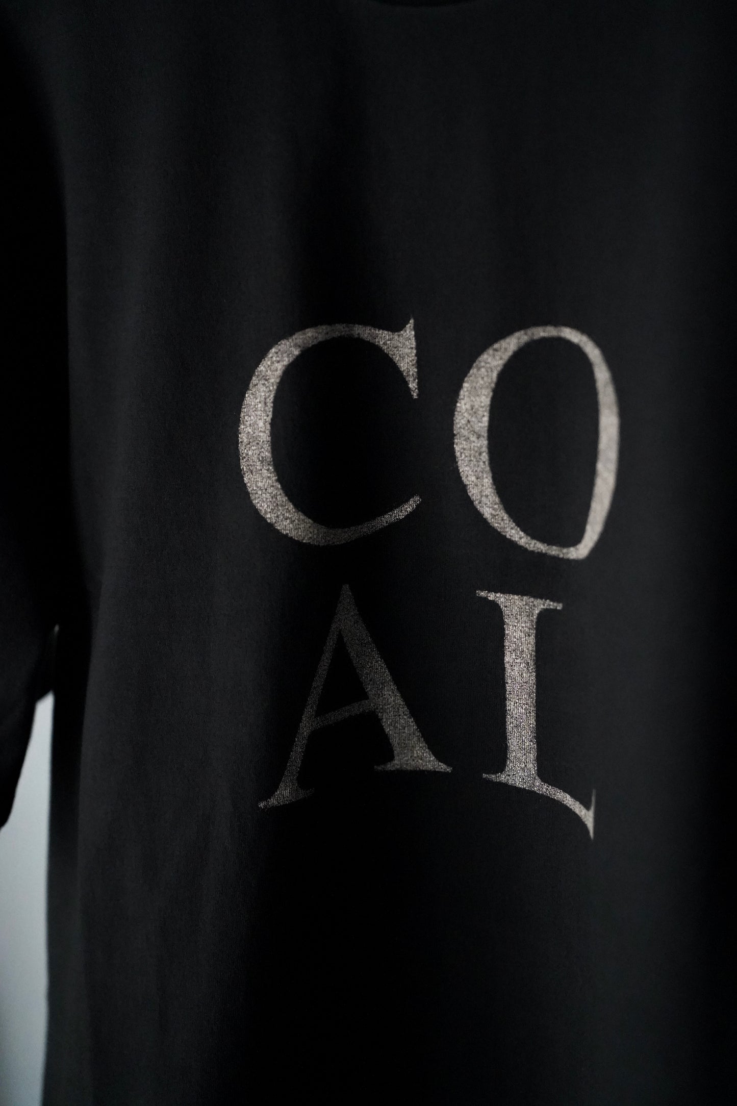 MEN/WOMEN blurhmsROOTSTOCK / ブラームスルーツストック COAL Print Tee STANDARD