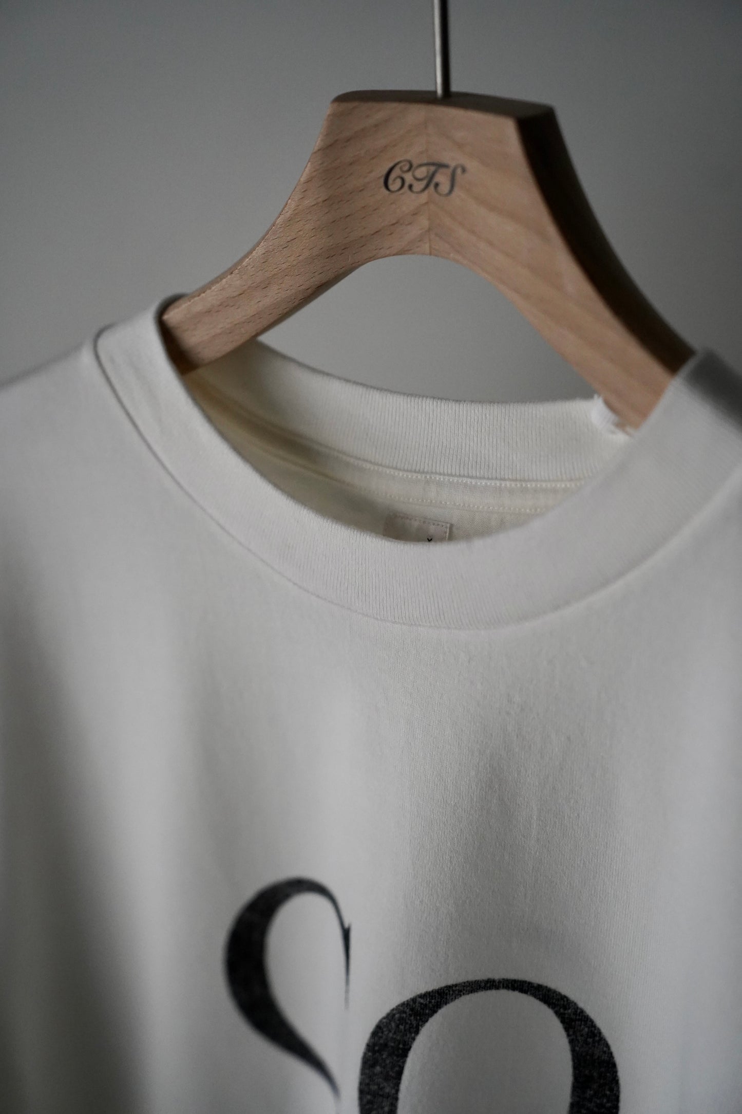 MEN/WOMEN blurhmsROOTSTOCK / ブラームスルーツストック COAL Print Tee STANDARD