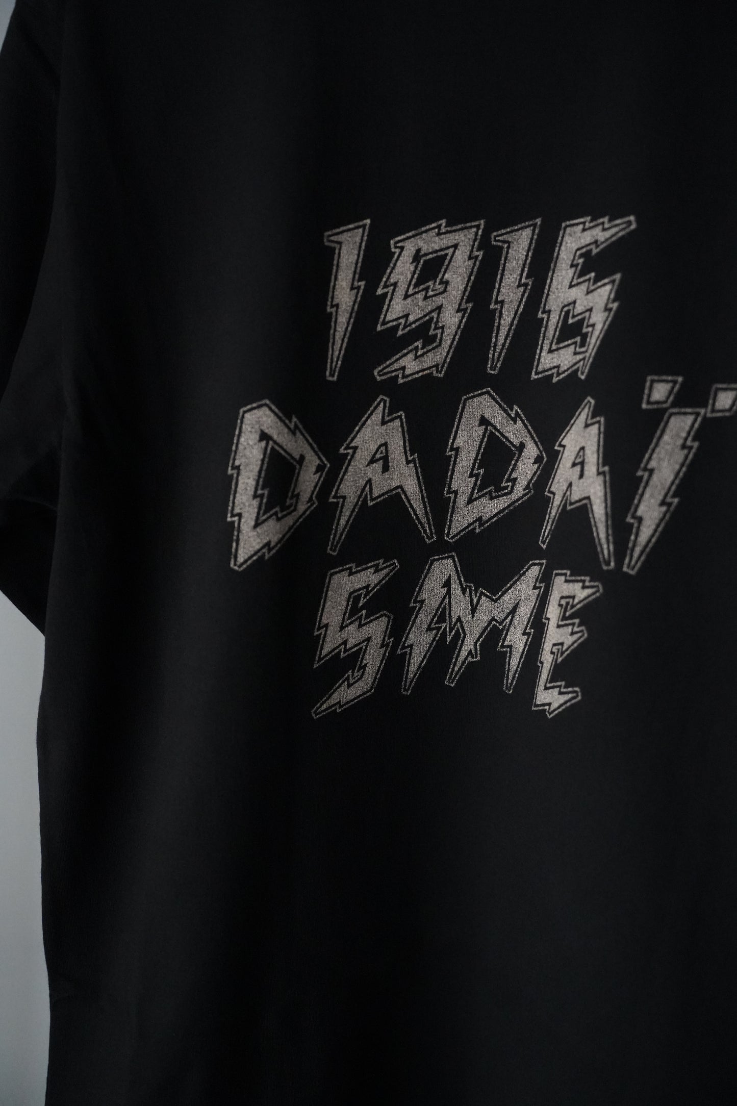 MEN/WOMEN blurhmsROOTSTOCK / ブラームスルーツストック DADAISME Print Tee STANDARD