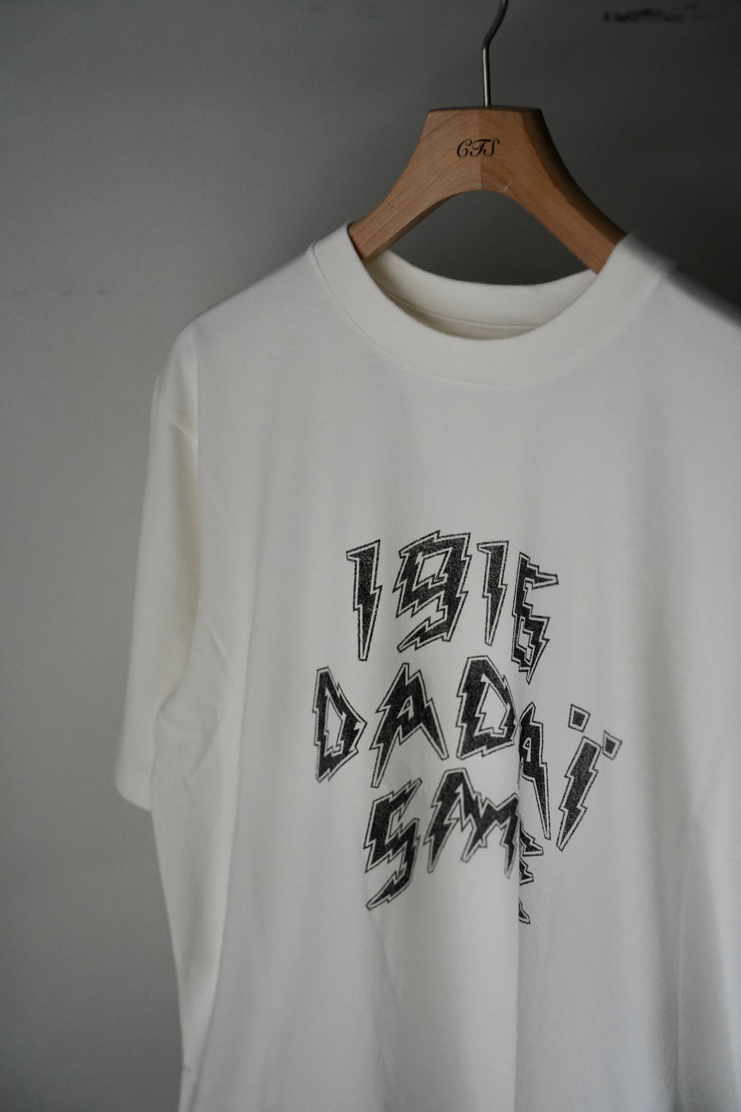 MEN/WOMEN blurhmsROOTSTOCK / ブラームスルーツストック DADAISME Print Tee STANDARD