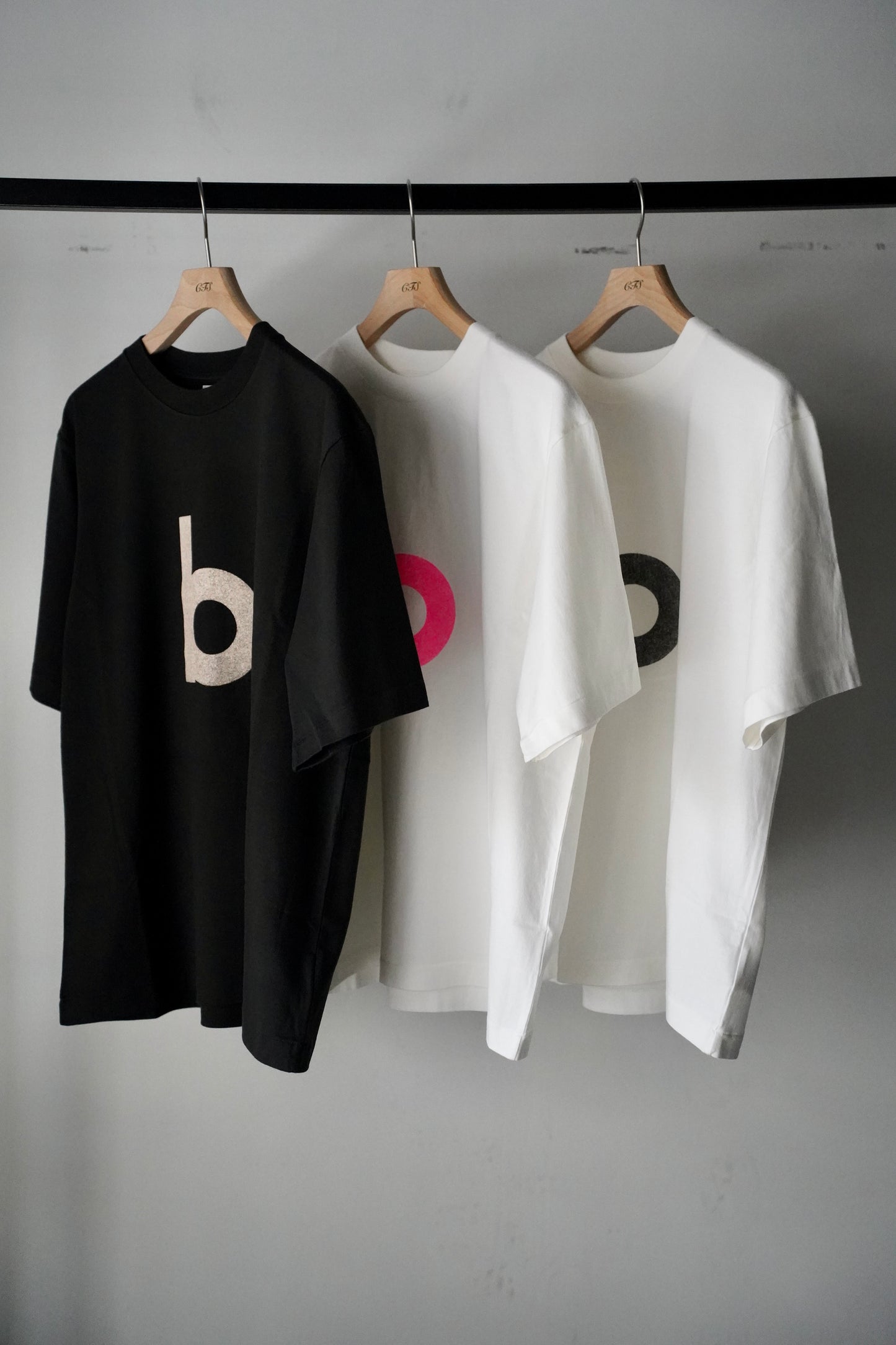 MEN/WOMEN blurhmsROOTSTOCK / ブラームスルーツストック bd Print Tee STANDARD