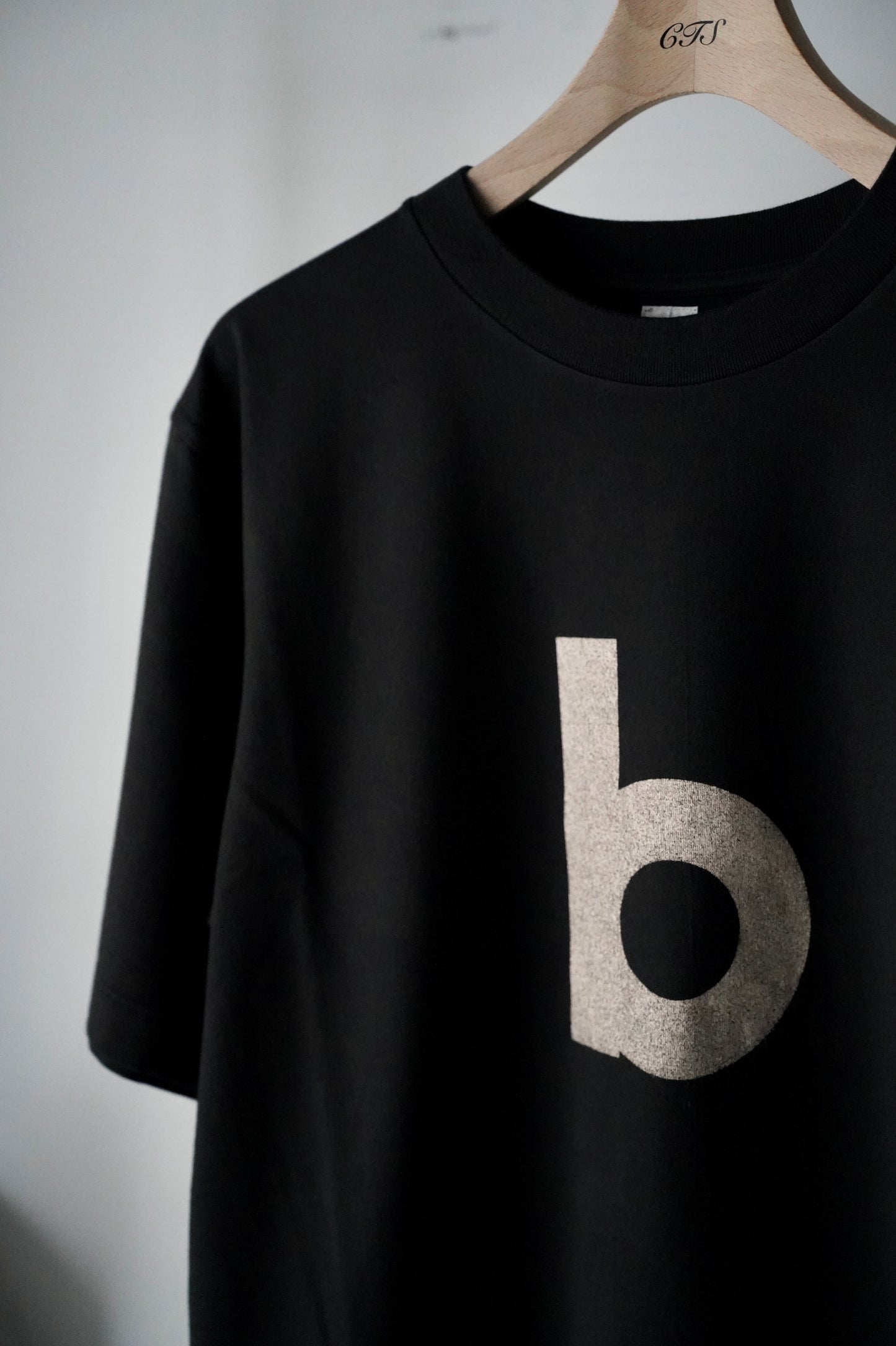 MEN/WOMEN blurhmsROOTSTOCK / ブラームスルーツストック bd Print Tee STANDARD