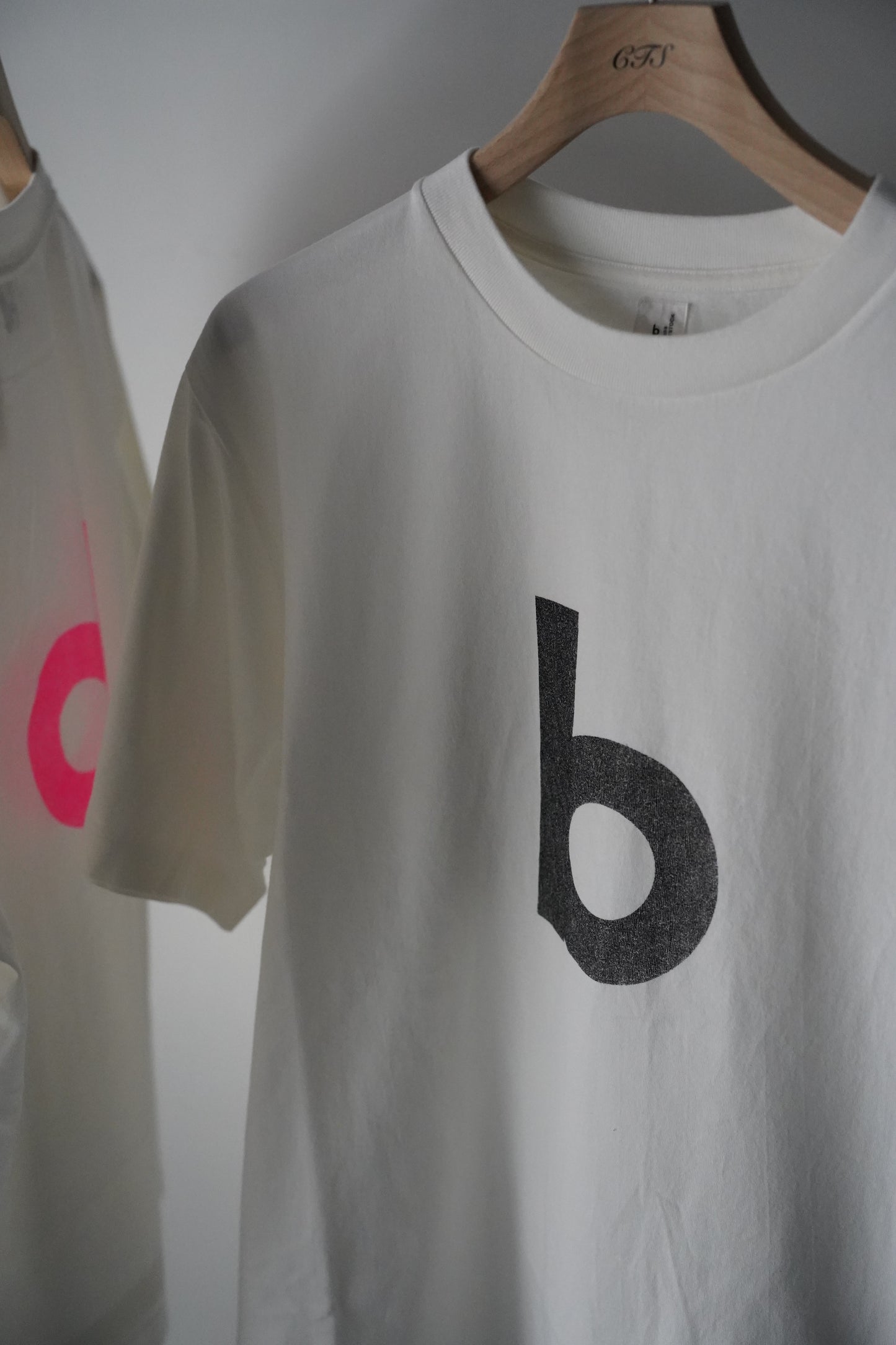 MEN/WOMEN blurhmsROOTSTOCK / ブラームスルーツストック bd Print Tee STANDARD
