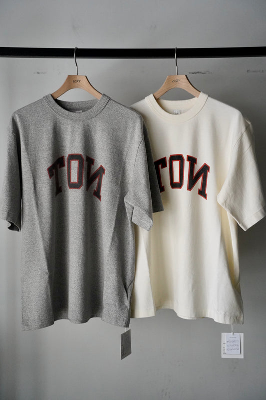 MEN/WOMEN blurhmsROOTSTOCK / ブラームスルーツストック NOT-PRINCE 88/12 Print Tee STANDARD