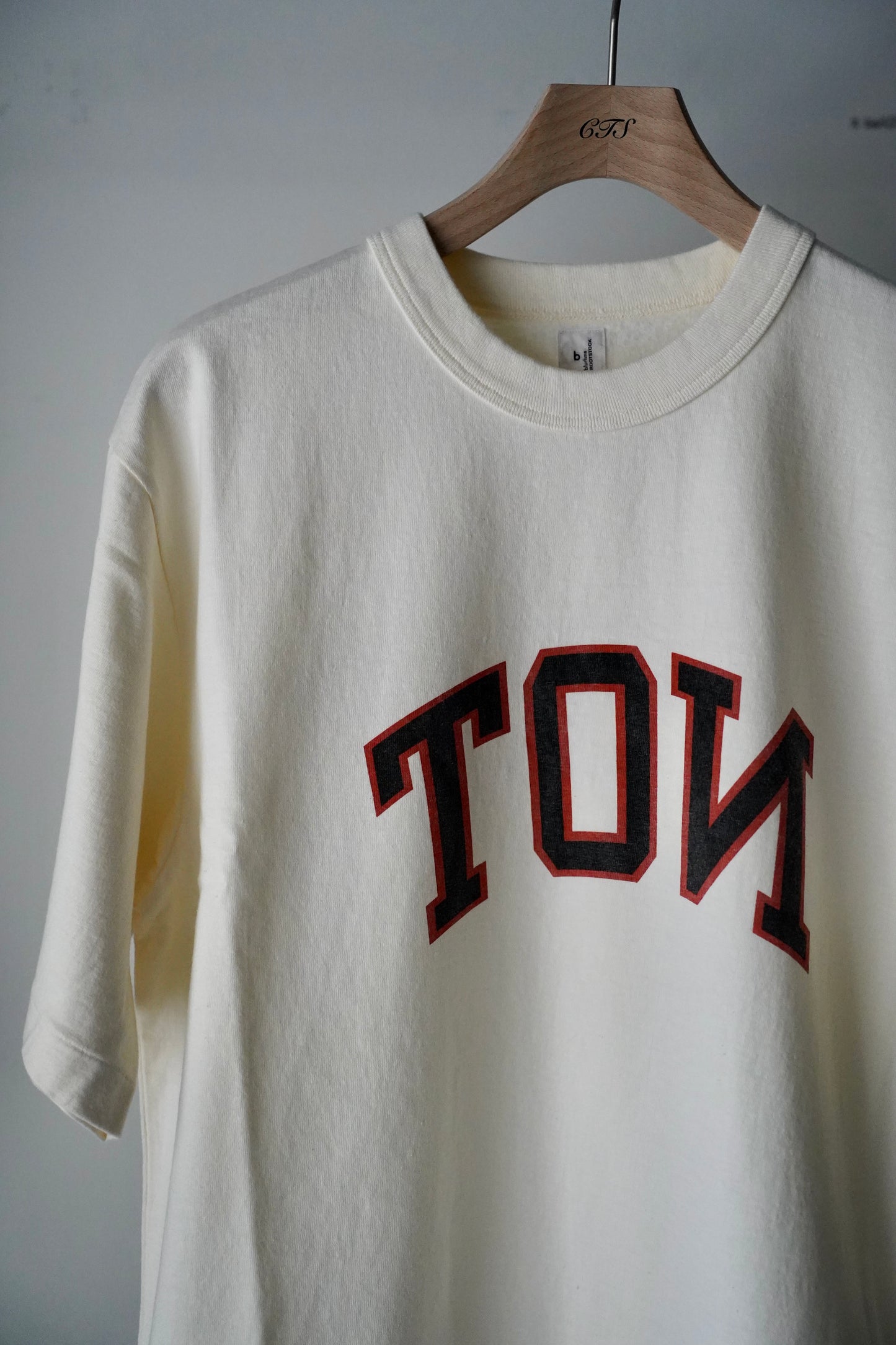 MEN/WOMEN blurhmsROOTSTOCK / ブラームスルーツストック NOT-PRINCE 88/12 Print Tee STANDARD