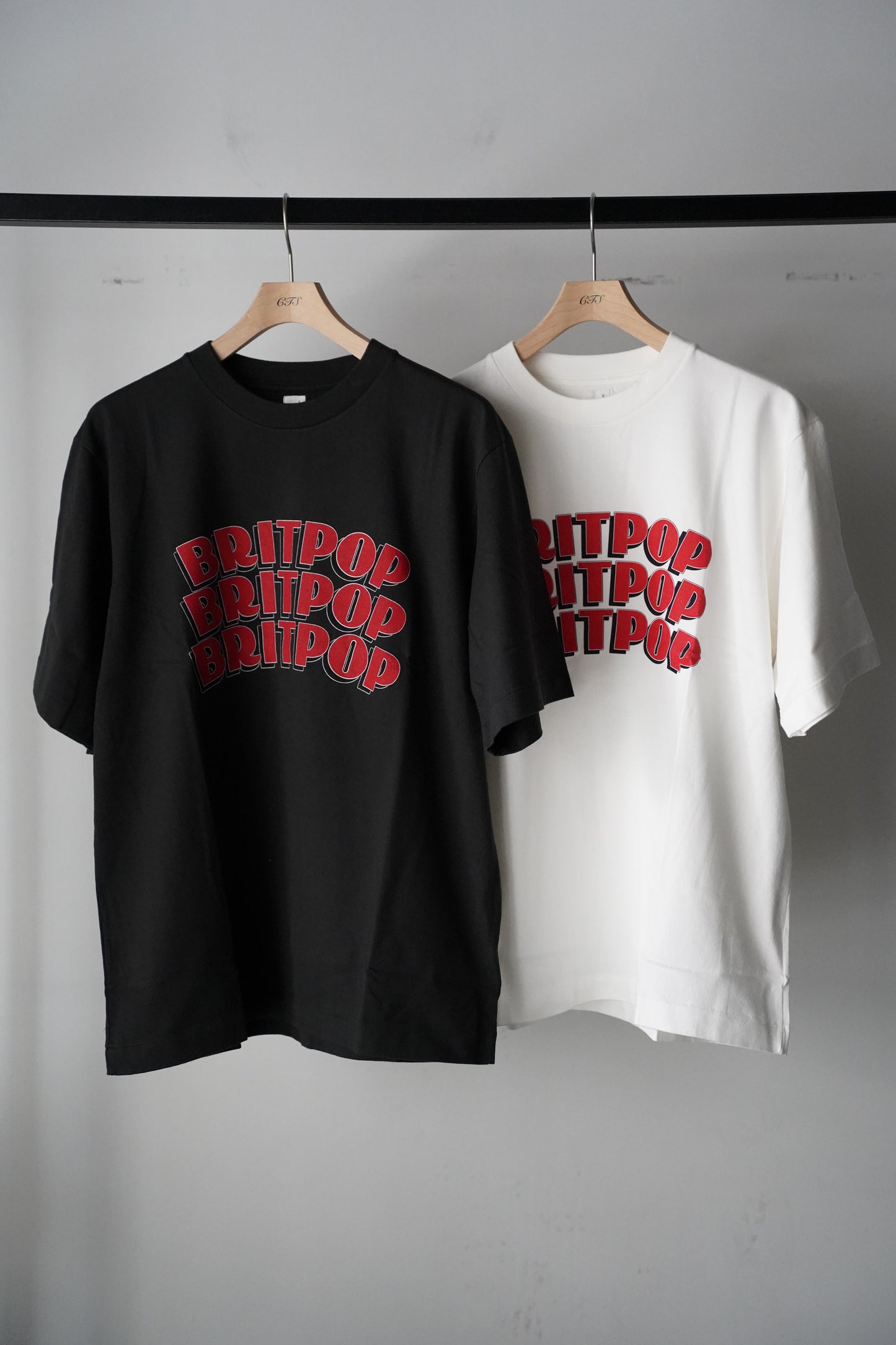 MEN/WOMEN blurhmsROOTSTOCK / ブラームスルーツストック BRITPOP Print Tee STANDARD