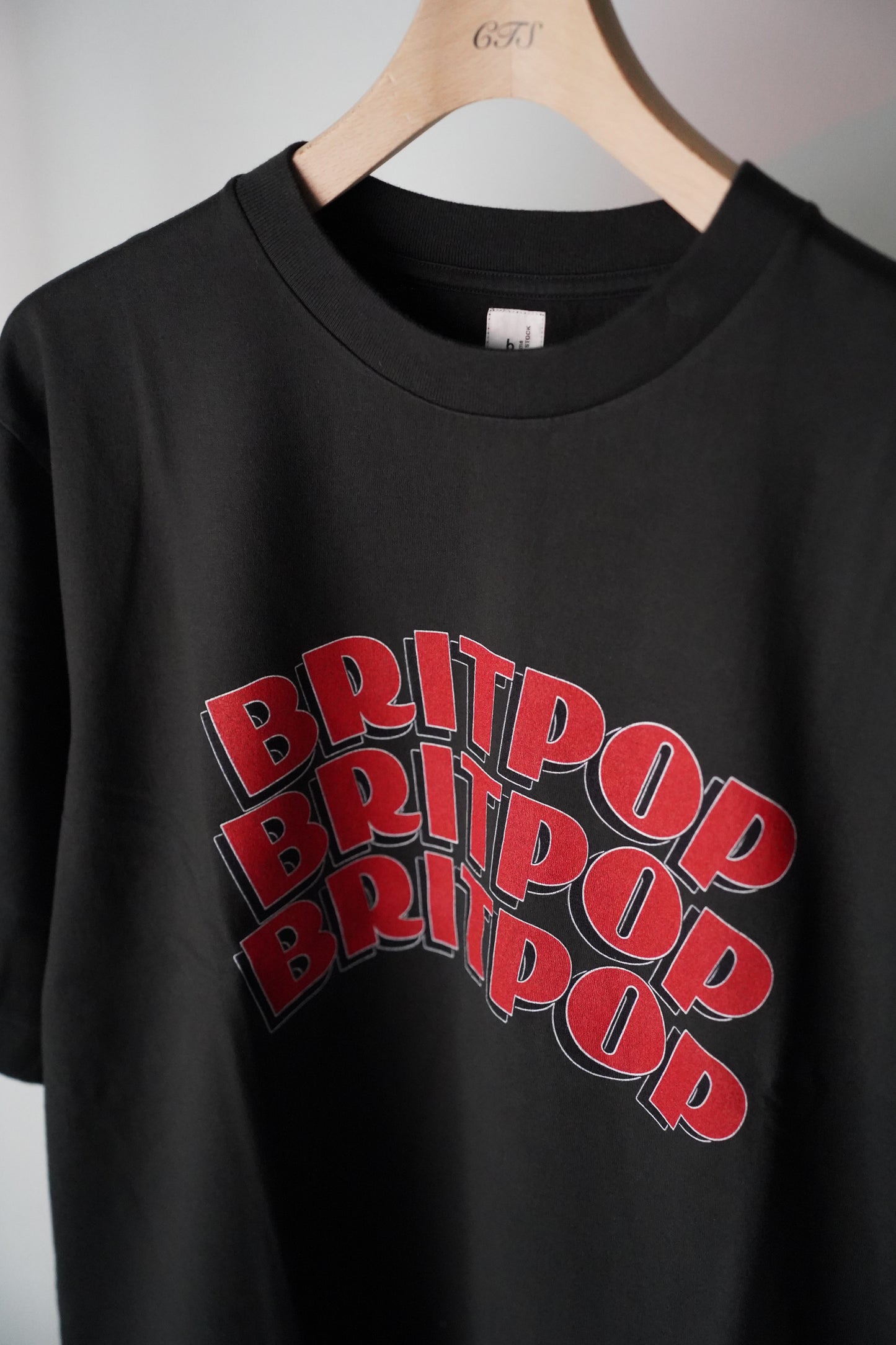 MEN/WOMEN blurhmsROOTSTOCK / ブラームスルーツストック BRITPOP Print Tee STANDARD