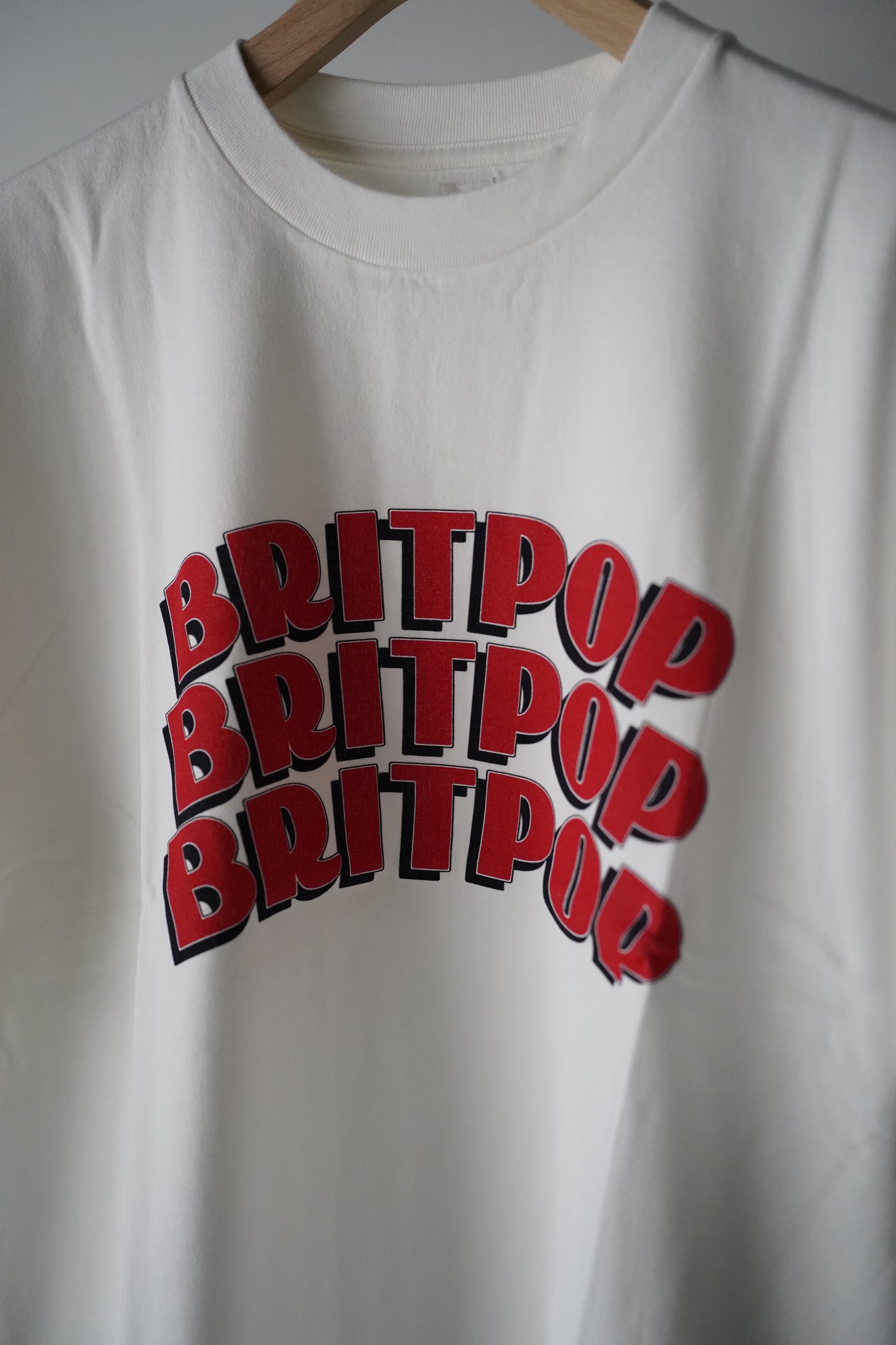 MEN/WOMEN blurhmsROOTSTOCK / ブラームスルーツストック BRITPOP Print Tee STANDARD