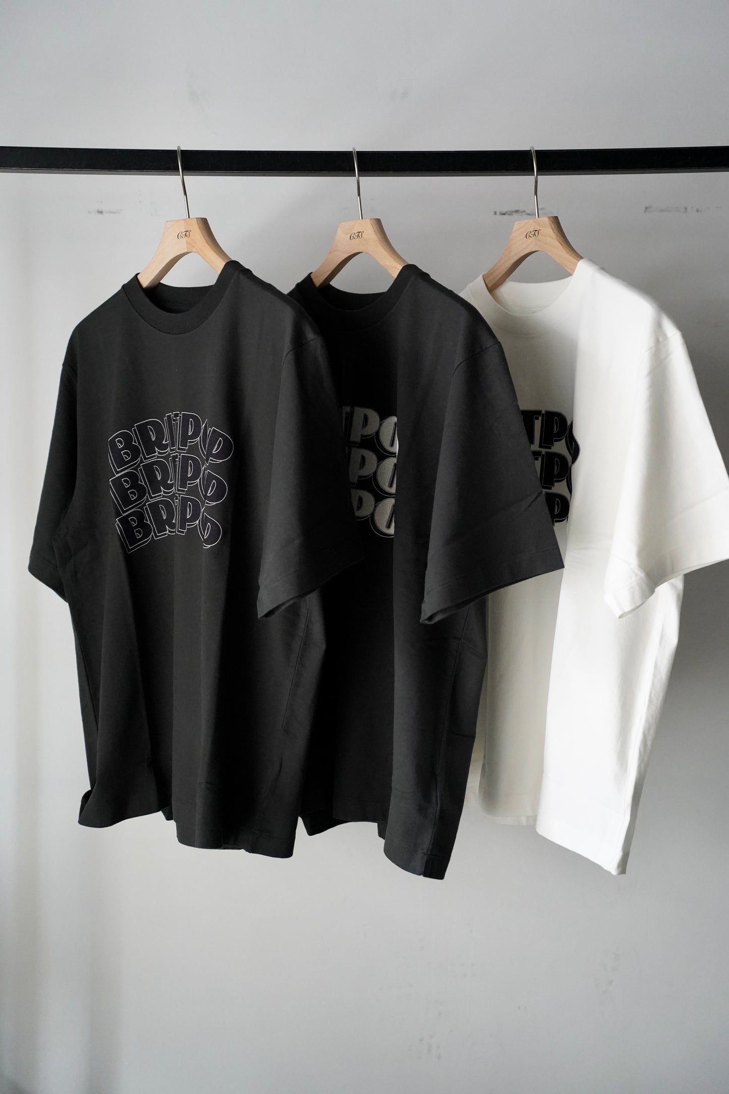 MEN/WOMEN blurhmsROOTSTOCK / ブラームスルーツストック BRITPOP Print Tee STANDARD