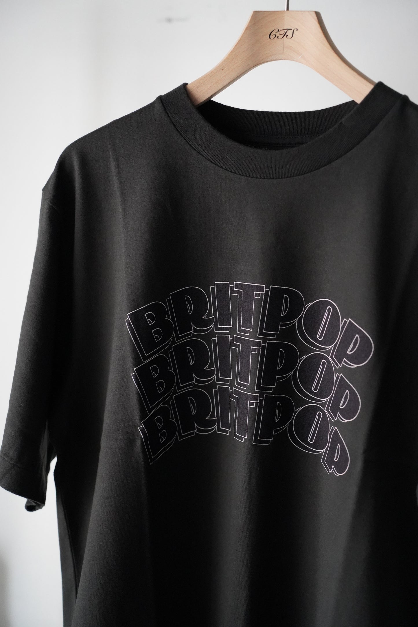 MEN/WOMEN blurhmsROOTSTOCK / ブラームスルーツストック BRITPOP Print Tee STANDARD