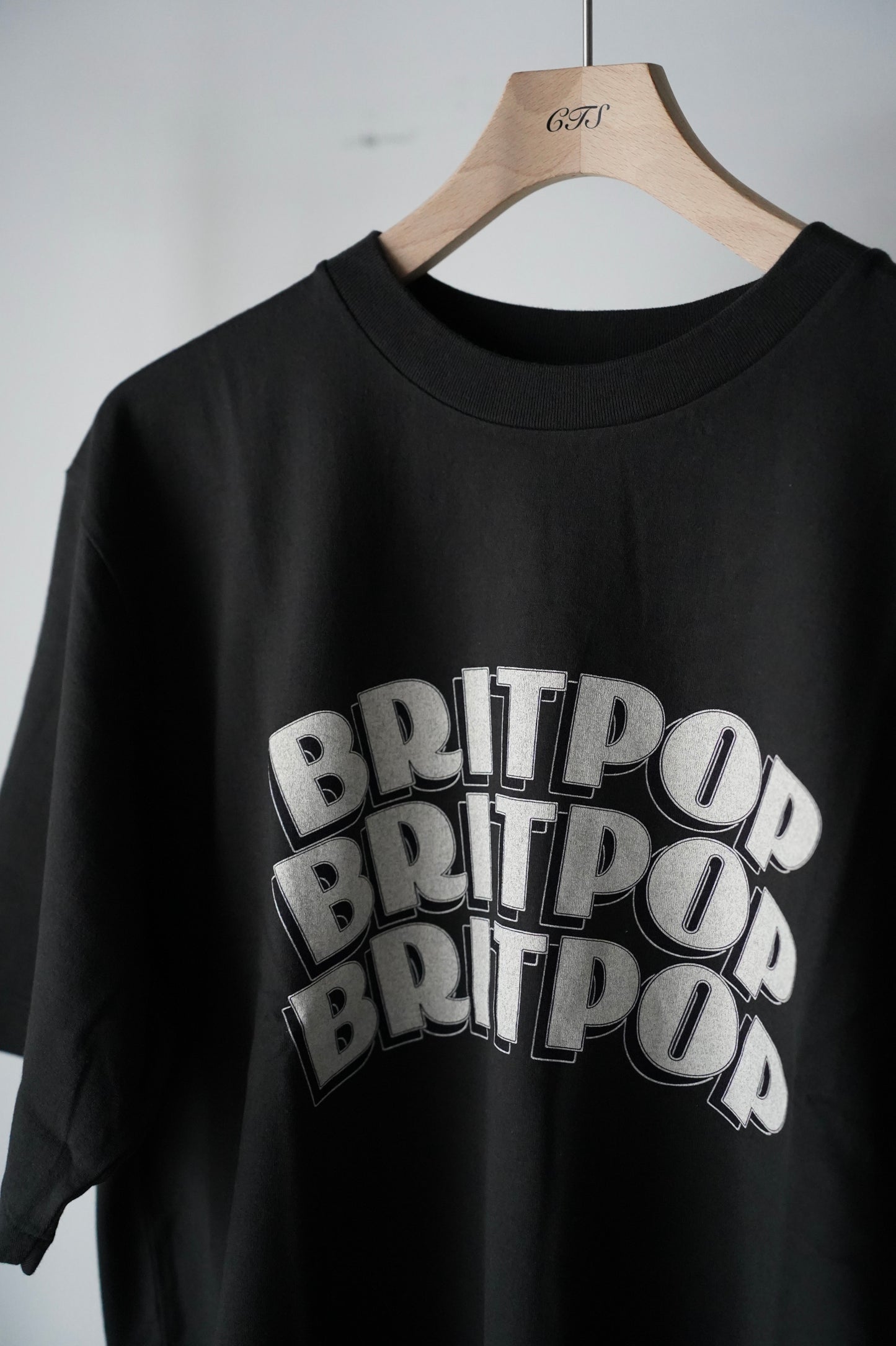 MEN/WOMEN blurhmsROOTSTOCK / ブラームスルーツストック BRITPOP Print Tee STANDARD