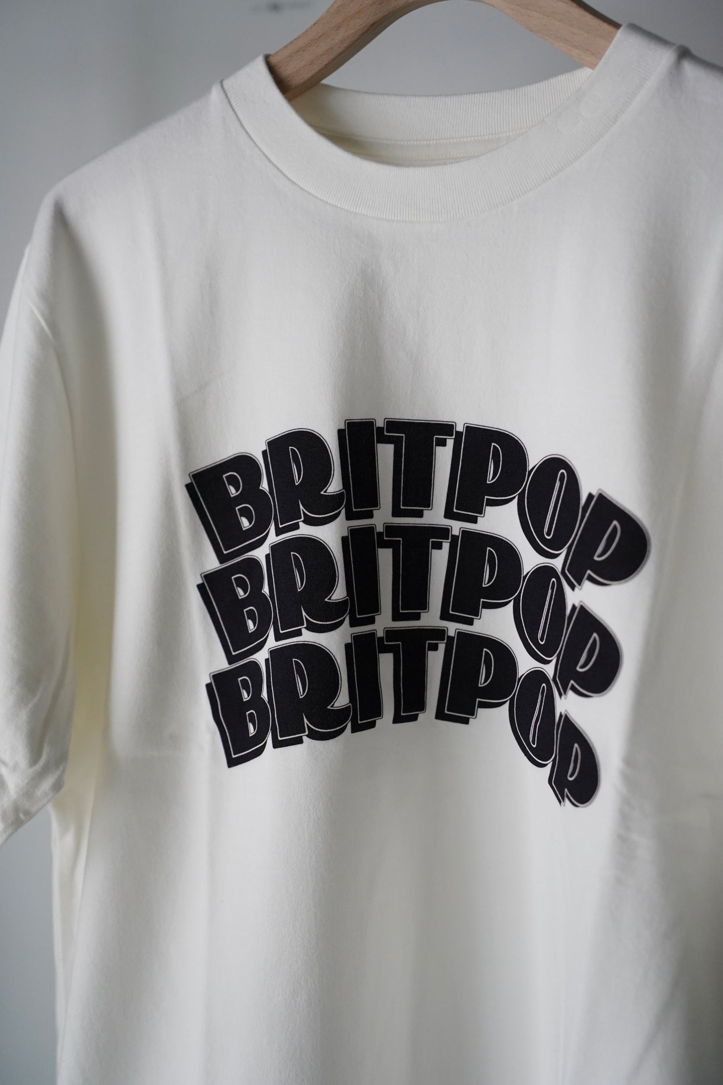 MEN/WOMEN blurhmsROOTSTOCK / ブラームスルーツストック BRITPOP Print Tee STANDARD