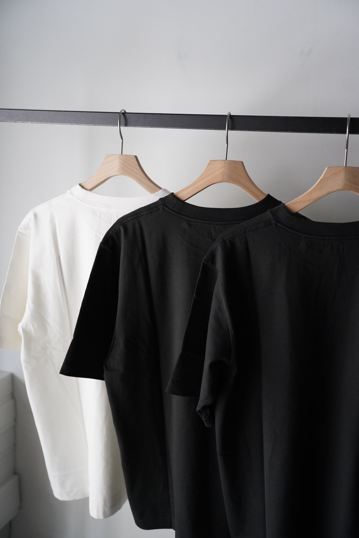 MEN/WOMEN blurhmsROOTSTOCK / ブラームスルーツストック BRITPOP Print Tee STANDARD