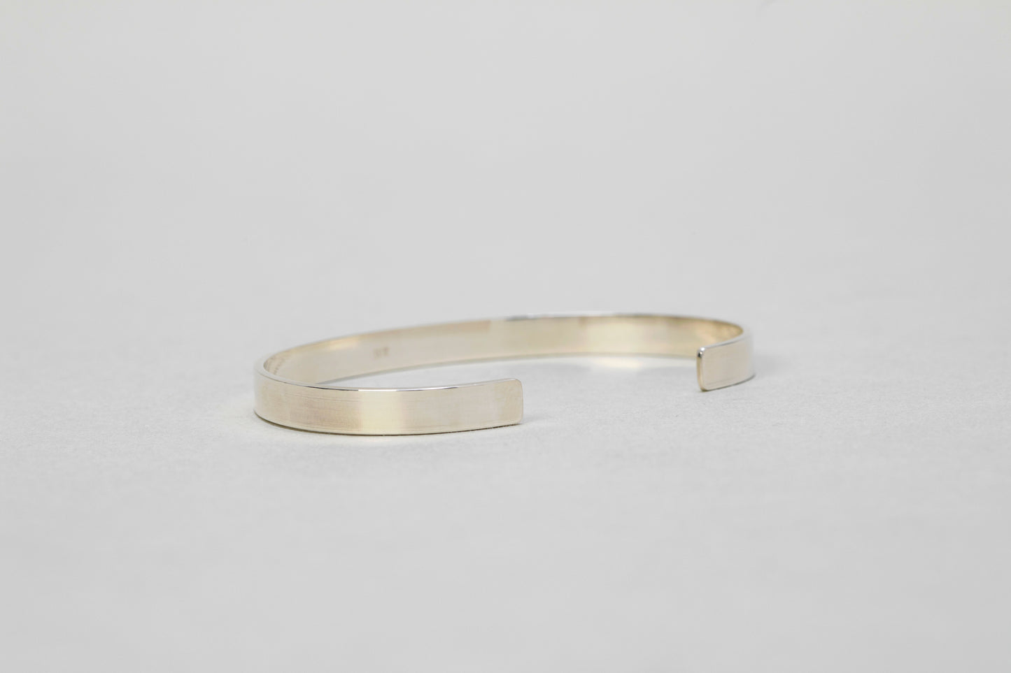 MEN/WOMEN　ERA.　S&C FLAT BANGLE