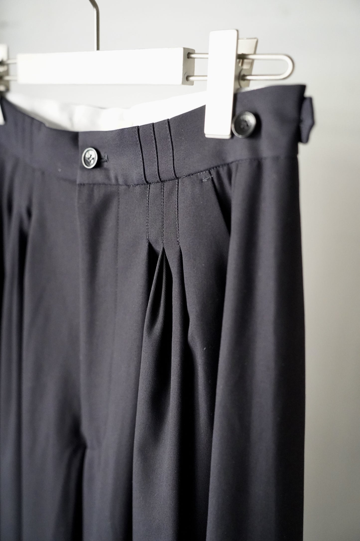 WOMEN　Villd / ヴィルド　highcount tuck wide pants