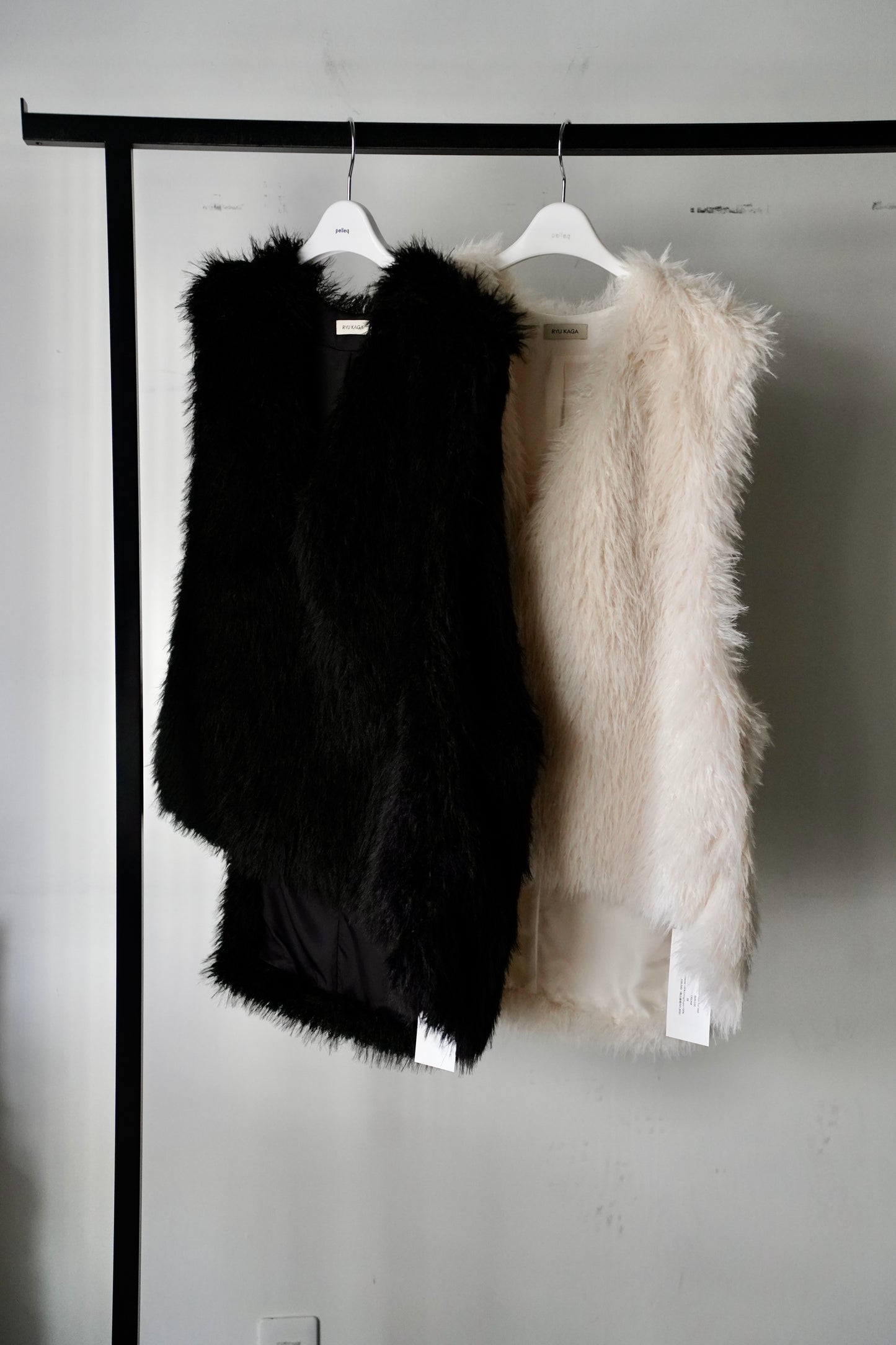 WOMEN　RYU KAGA  Asymmetrical Faux Fur Vest