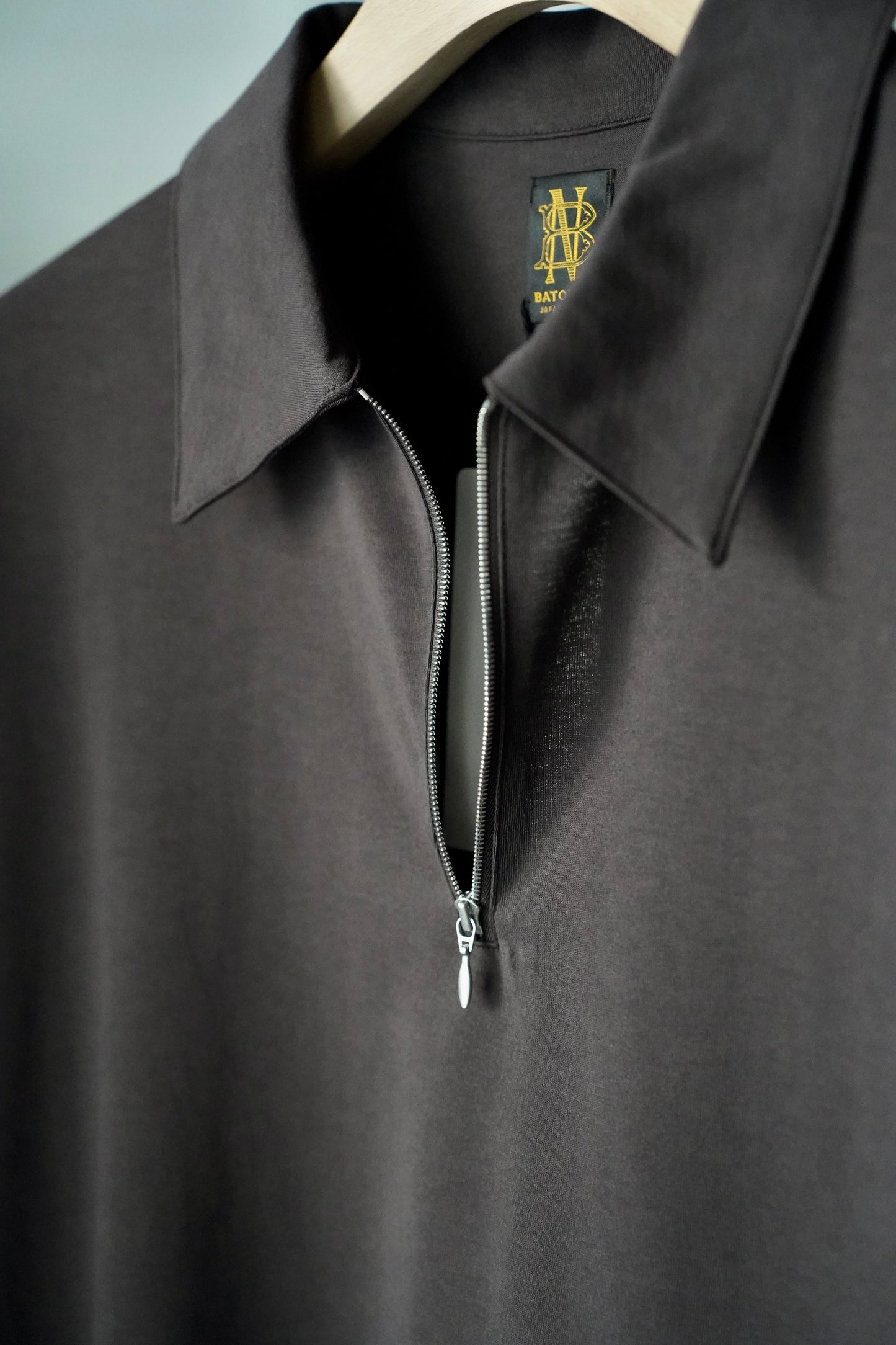 MEN　BATONER / バトナー　UTILITY COTTON POLO HALF ZIP