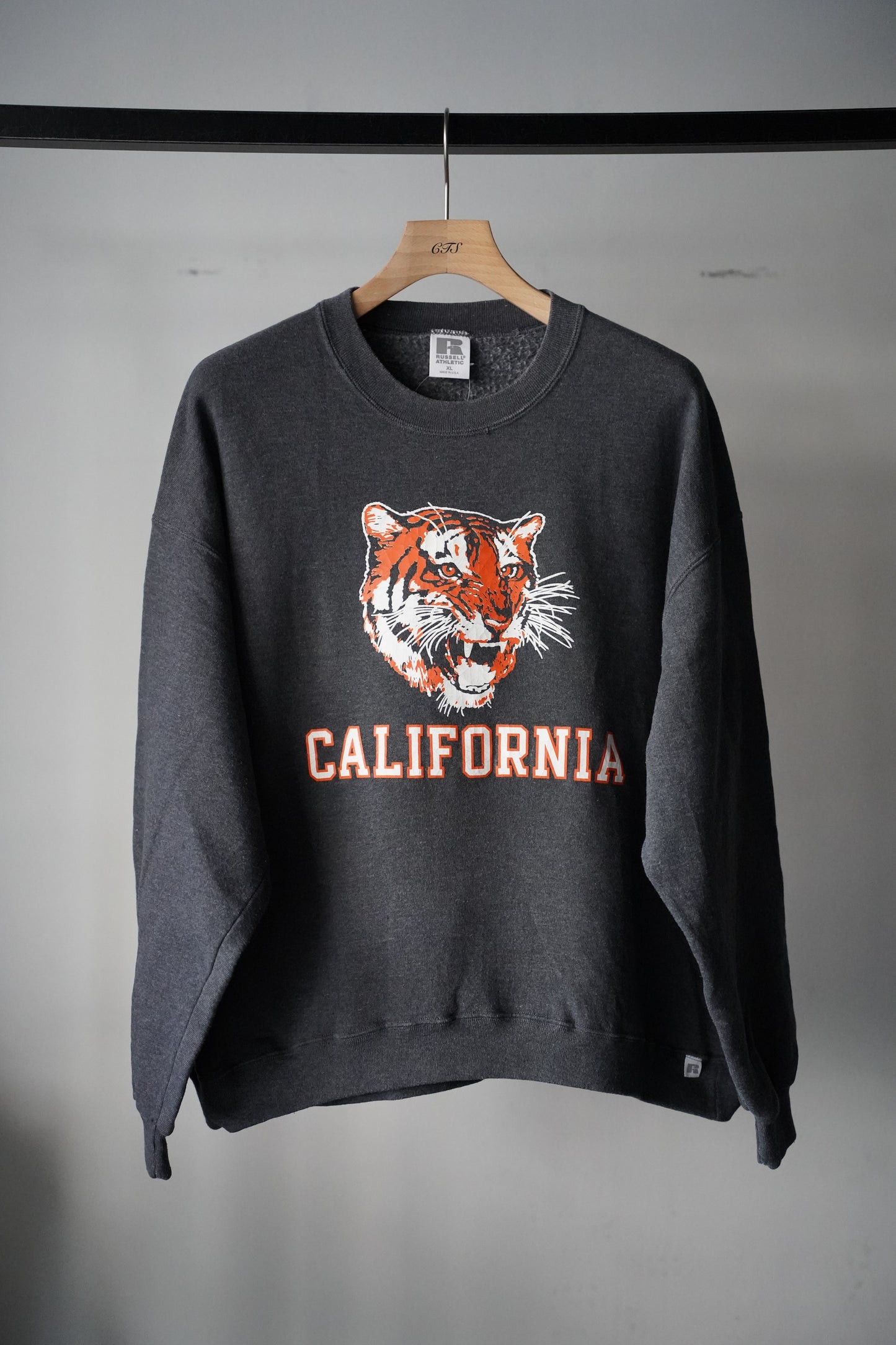MEN/WOMEN　VINTAGE　CALIFORNIA TIGER SWEAT CHACOAL (RUSSELL)