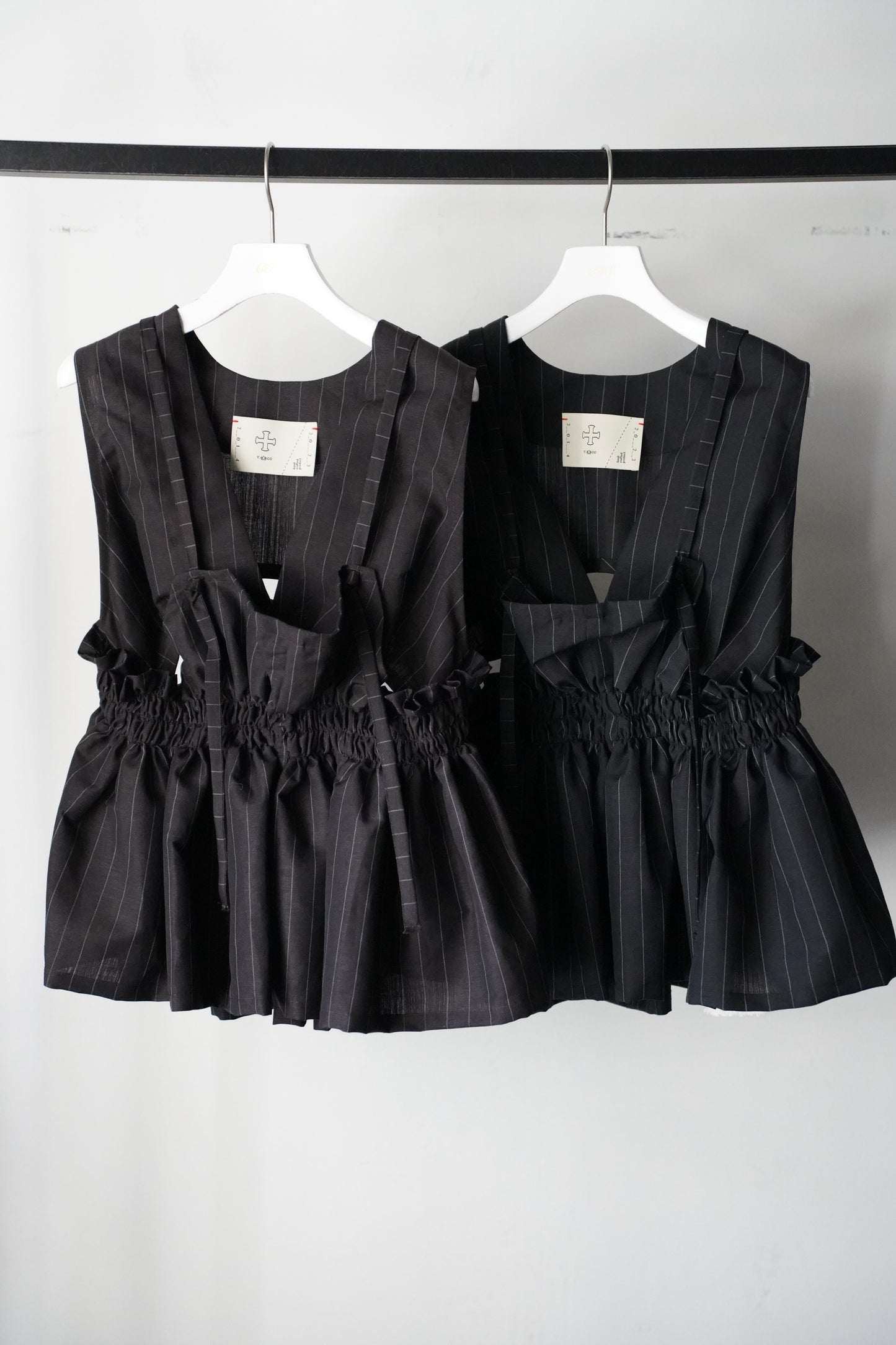 WOMEN　Y.A.Acc/ ワイエーアク　lots of gather blouse -wool linen strip-