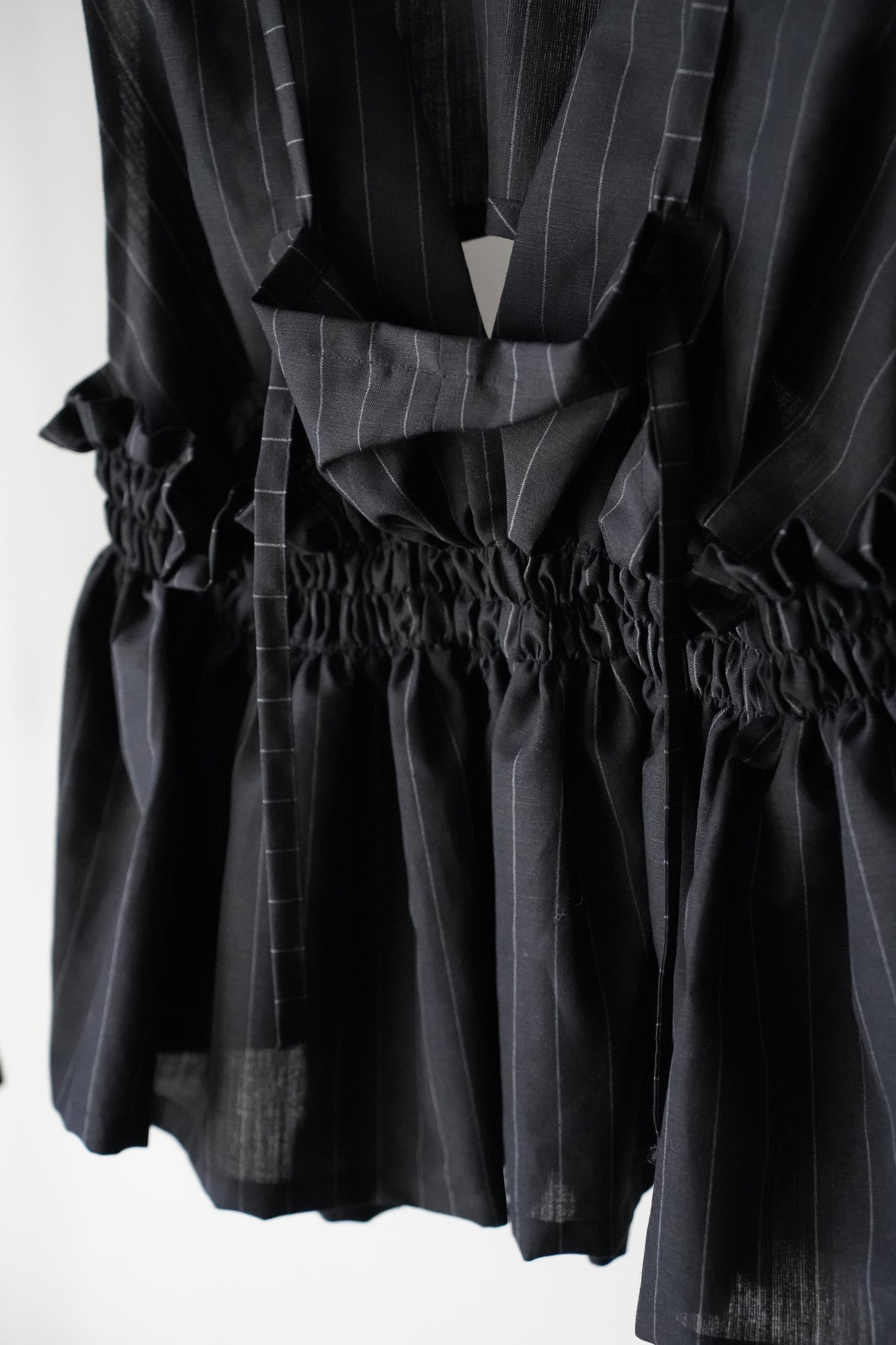 WOMEN　Y.A.Acc/ ワイエーアク　lots of gather blouse -wool linen strip-