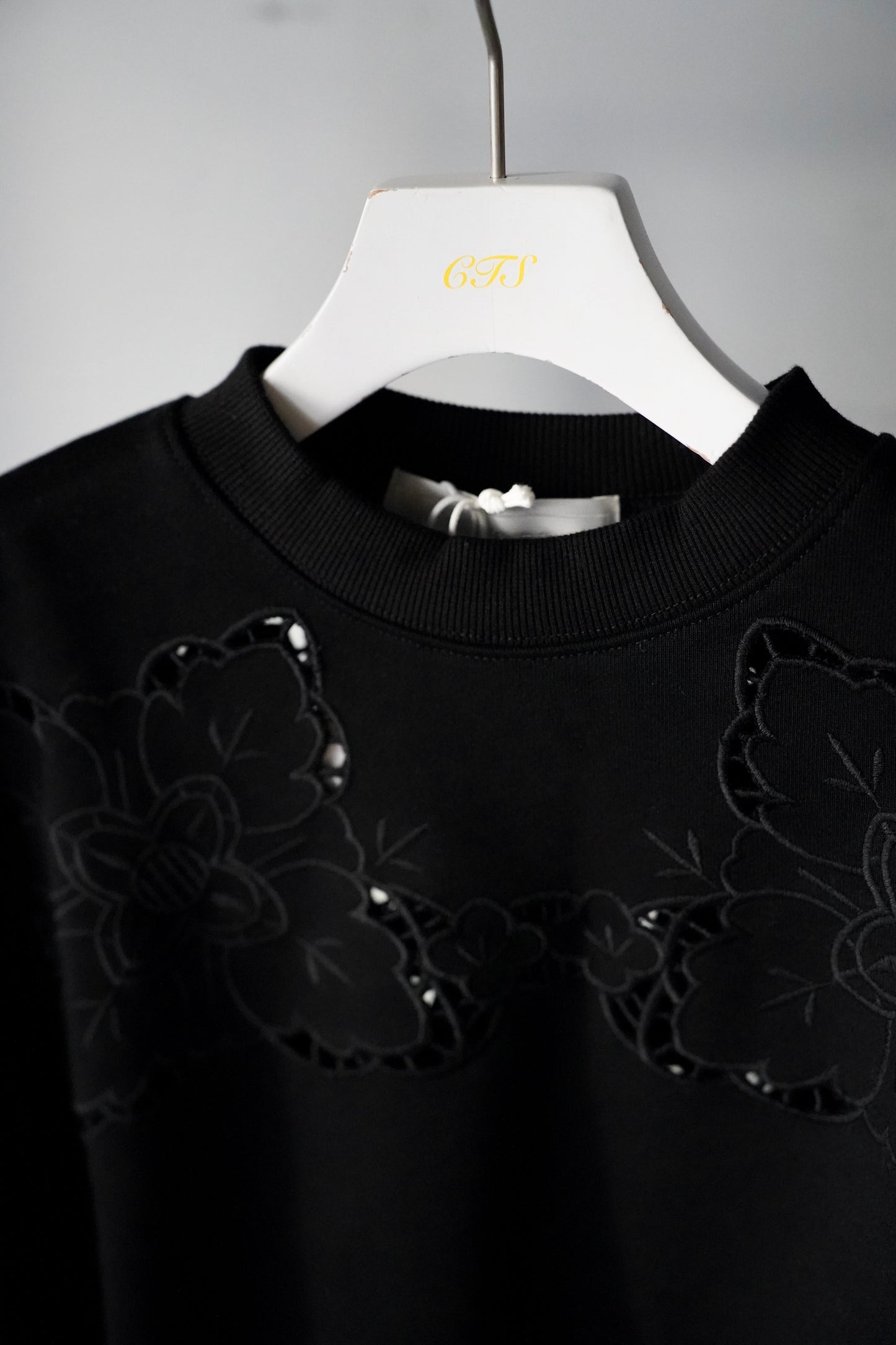 WOMEN　VIOLETTE ROOM　EMBROIDERY SWEAT