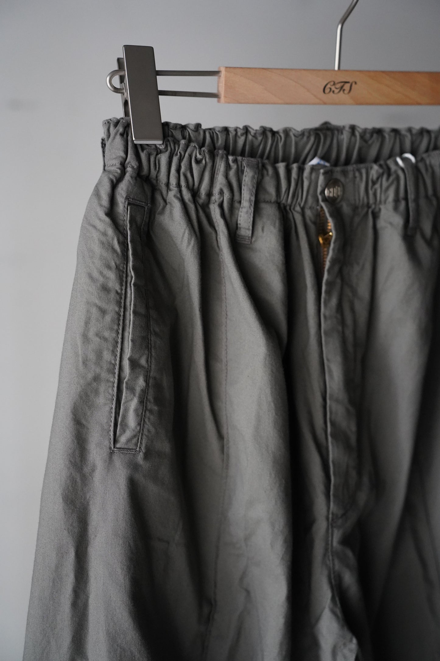 MEN　NECESSARY or UNNECESSARY / ネセサリーオアアンネセサリー　PIN TUCK PANTS