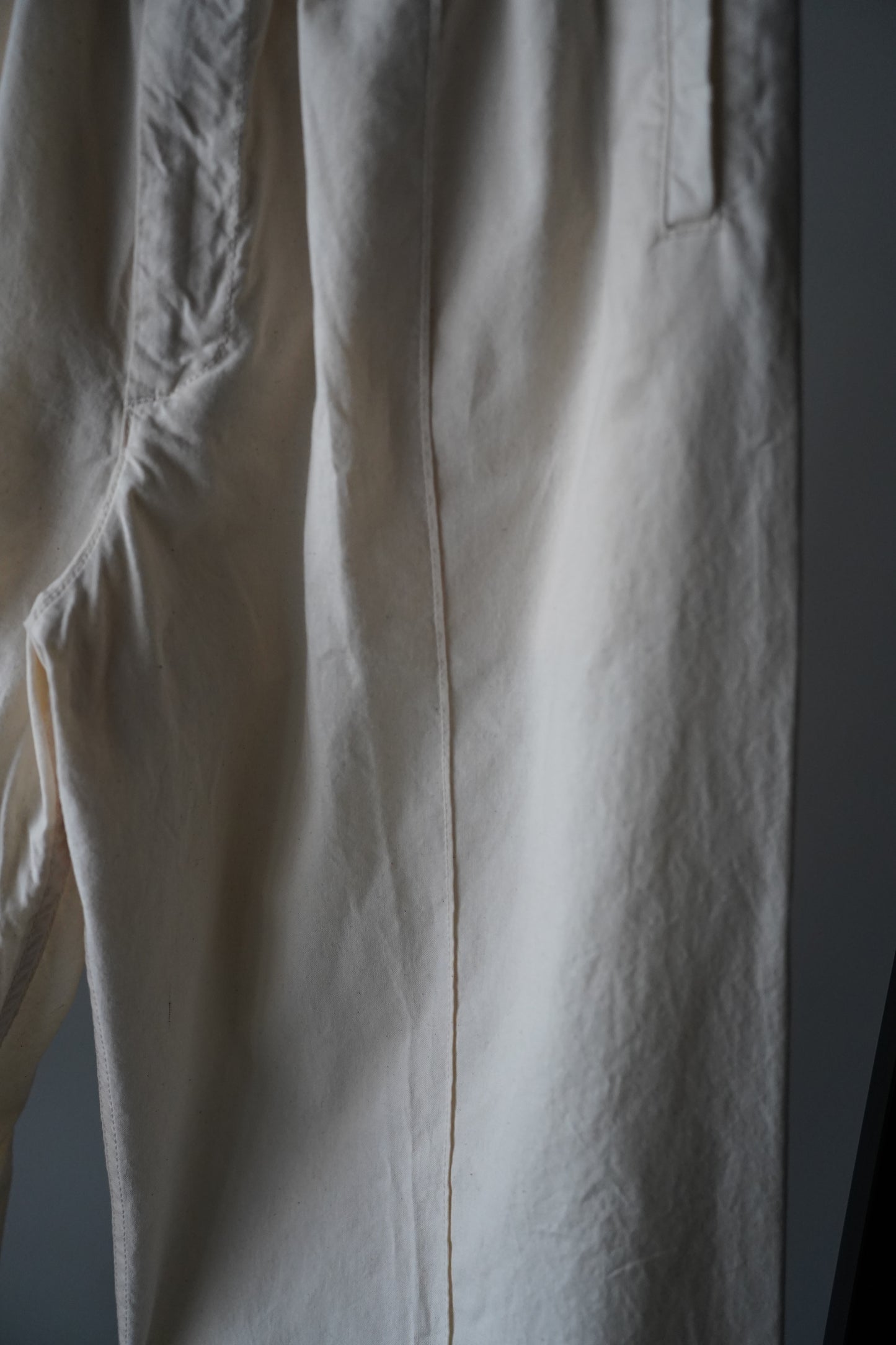MEN　NECESSARY or UNNECESSARY / ネセサリーオアアンネセサリー　PIN TUCK PANTS