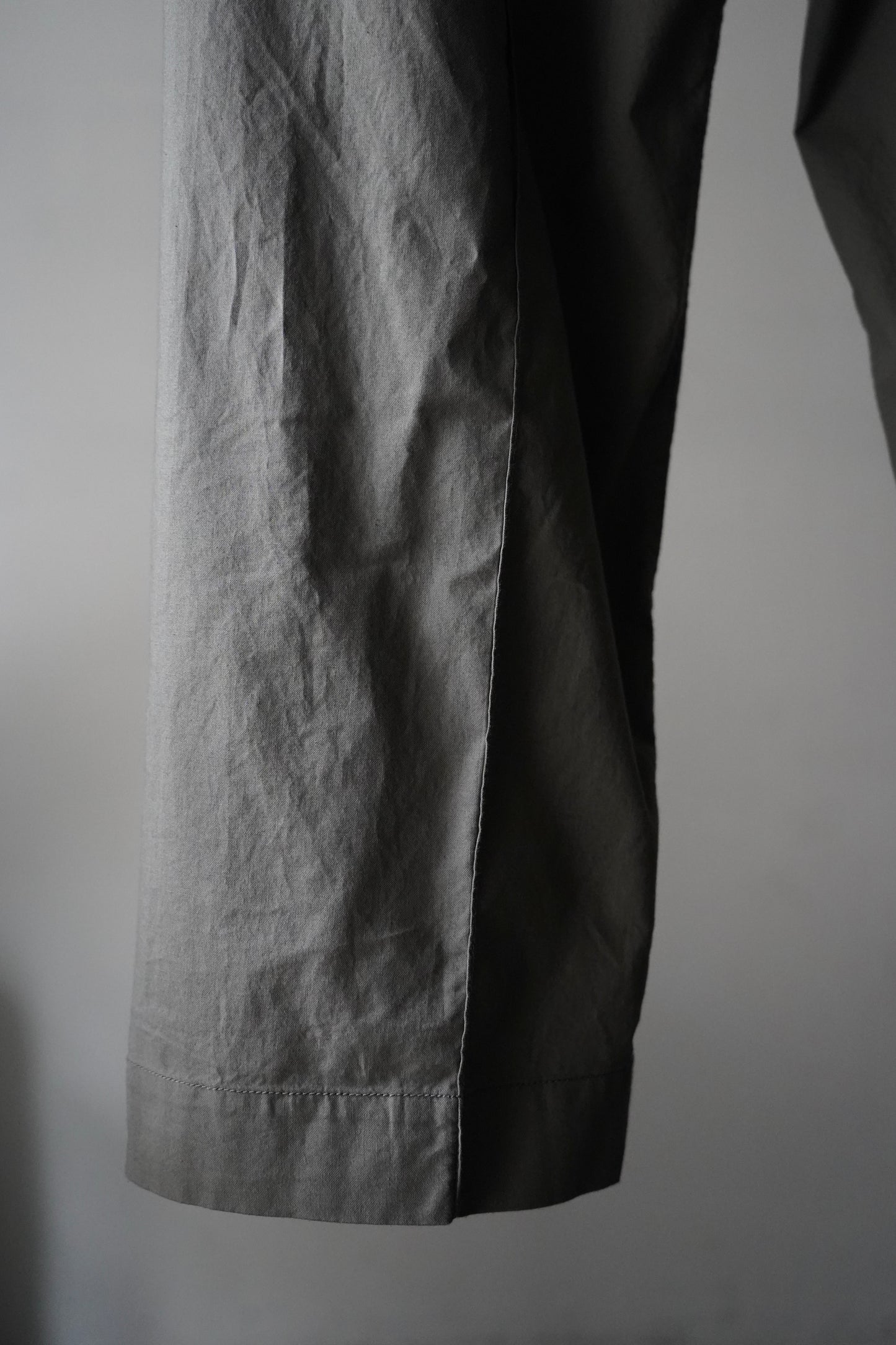 MEN　NECESSARY or UNNECESSARY / ネセサリーオアアンネセサリー　PIN TUCK PANTS