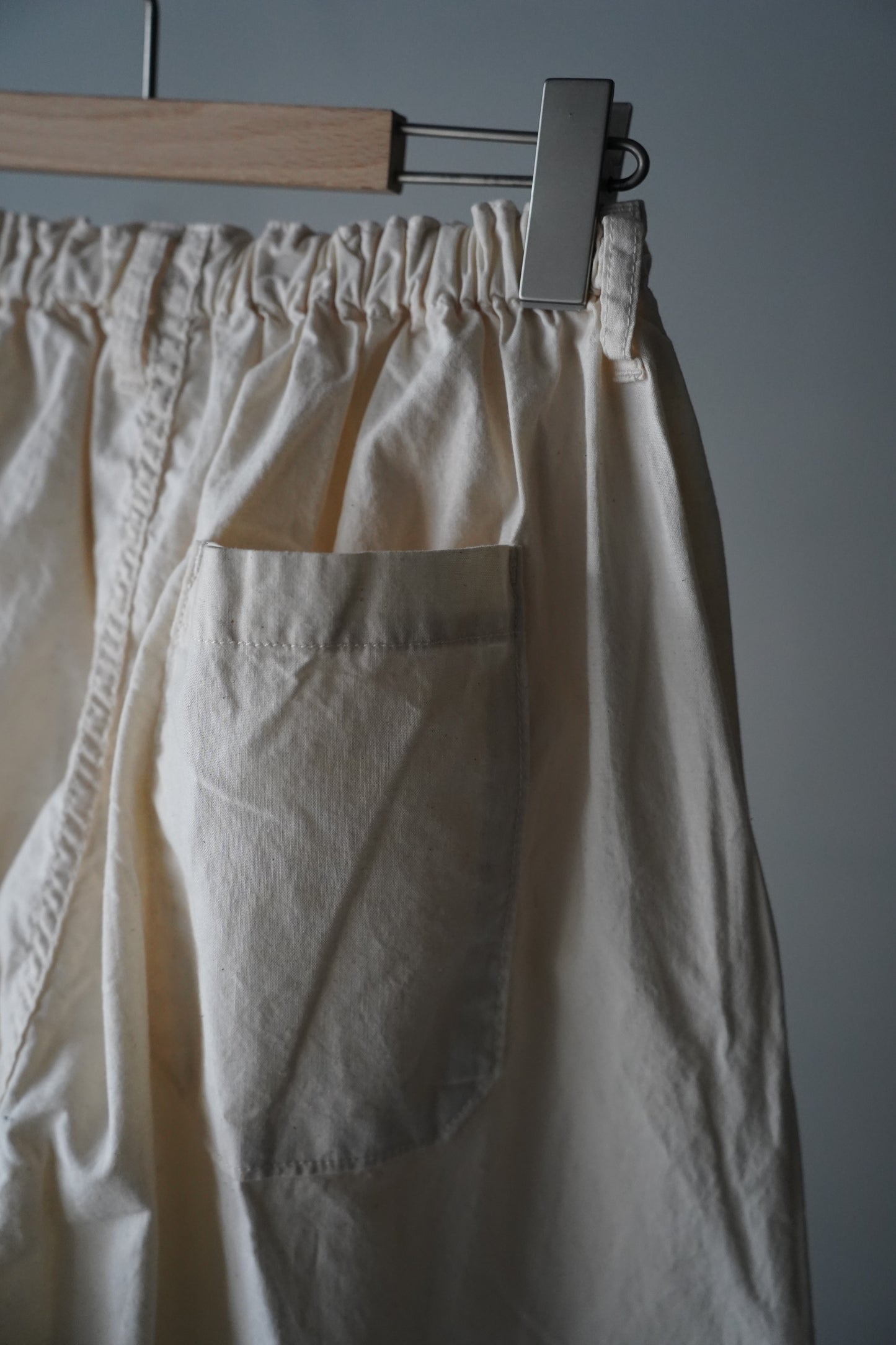 MEN　NECESSARY or UNNECESSARY / ネセサリーオアアンネセサリー　PIN TUCK PANTS