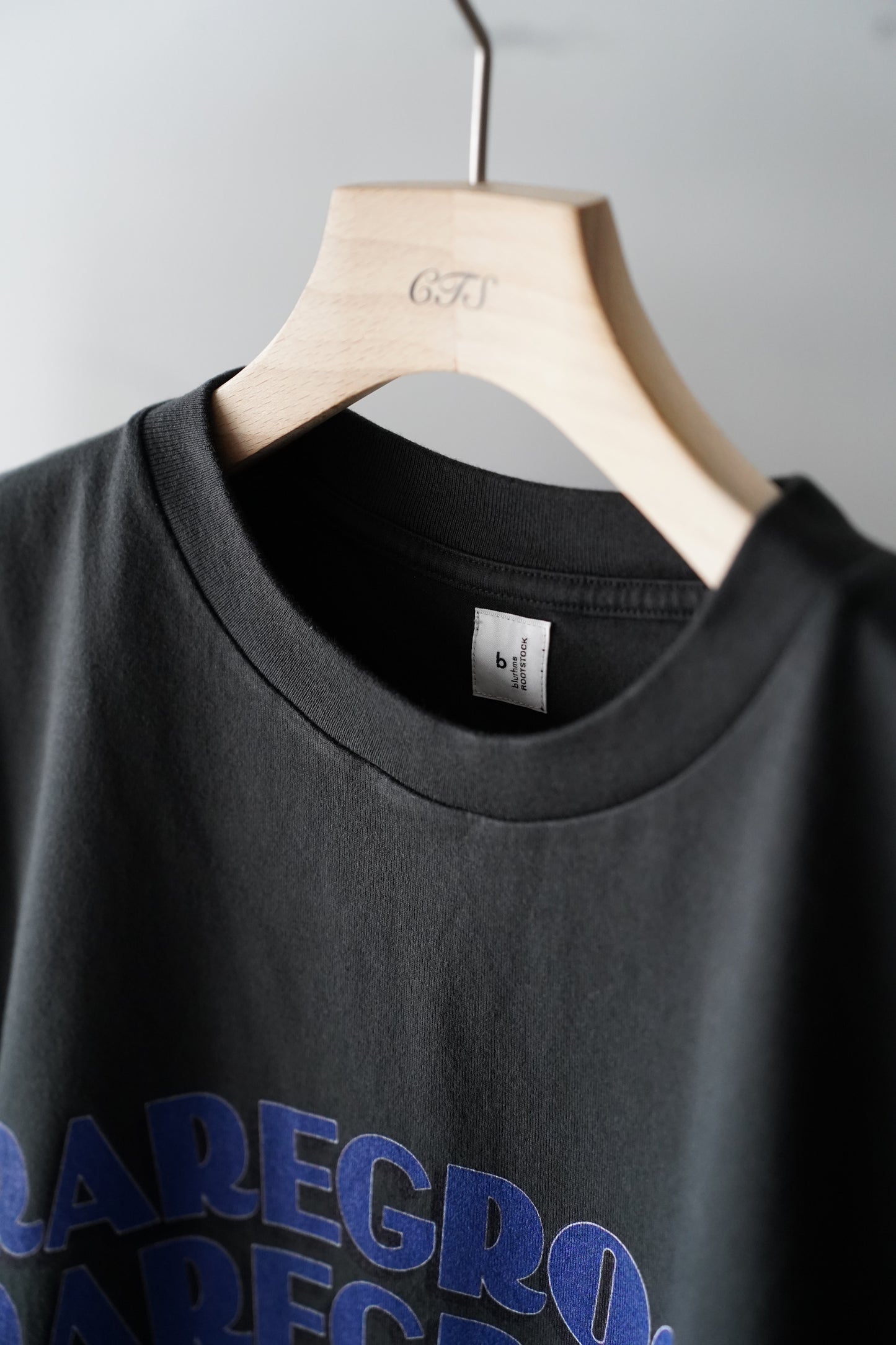 MEN/WOMEN　blurhmsROOTSTOCK / ブラームスルーツストック　RAREGROOVE Print Tee STANDARD