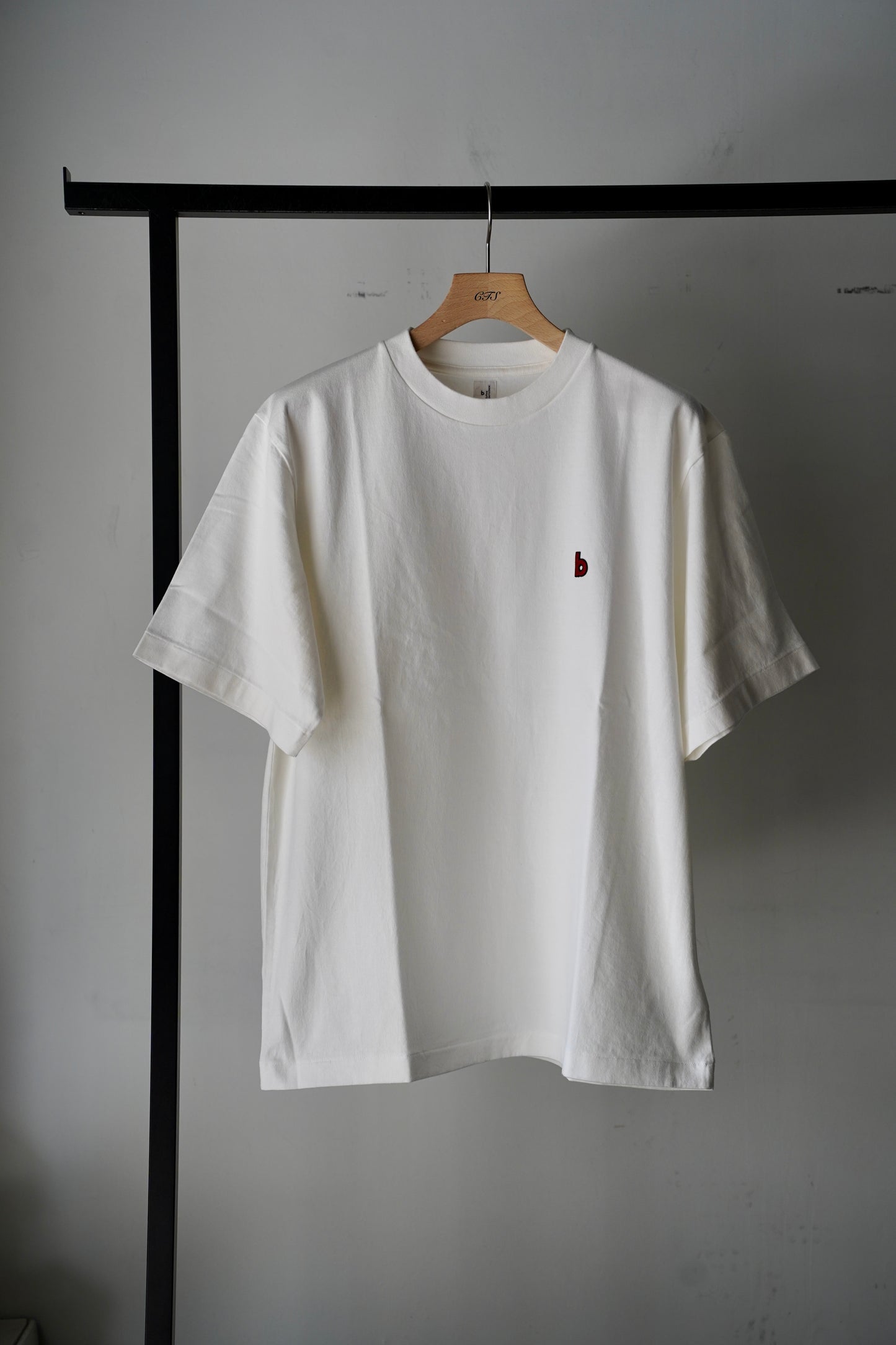 MEN/WOMEN　blurhmsROOTSTOCK / ブラームスルーツストック　b Patch Tee STANDARD