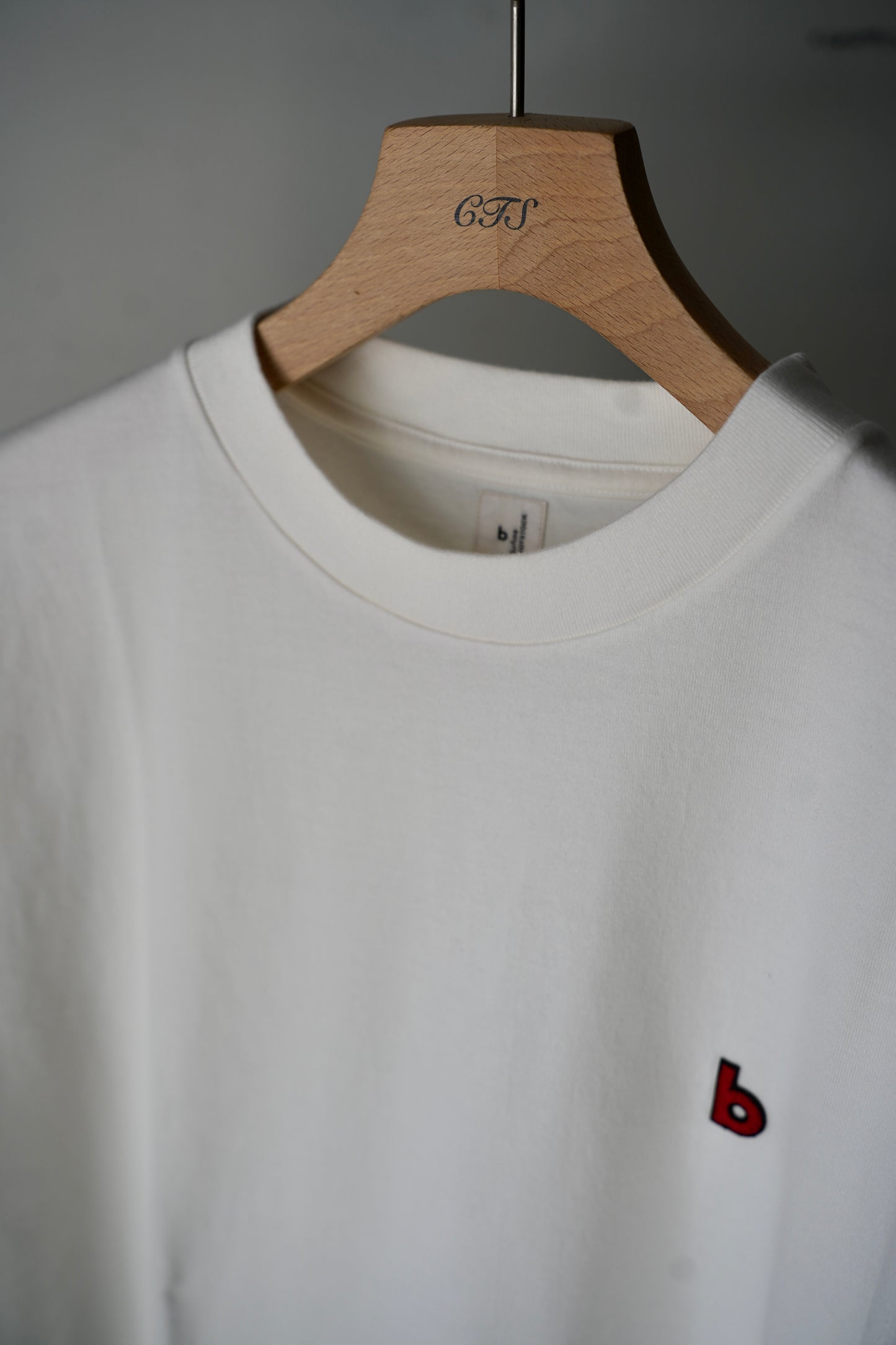 MEN/WOMEN　blurhmsROOTSTOCK / ブラームスルーツストック　b Patch Tee STANDARD