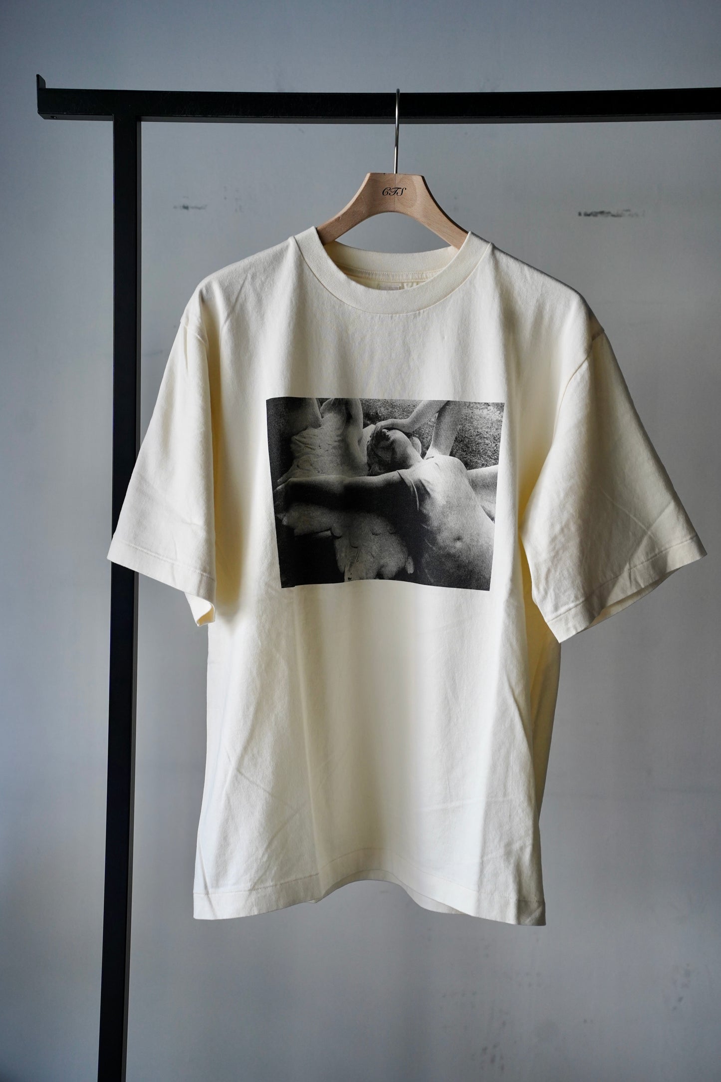 MEN/WOMEN　blurhmsROOTSTOCK / ブラームスルーツストック　JD LOVE WILL TEAR US Phot STANDARD