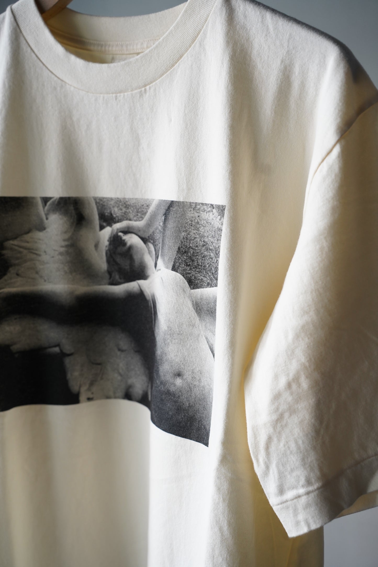 MEN/WOMEN　blurhmsROOTSTOCK / ブラームスルーツストック　JD LOVE WILL TEAR US Phot STANDARD