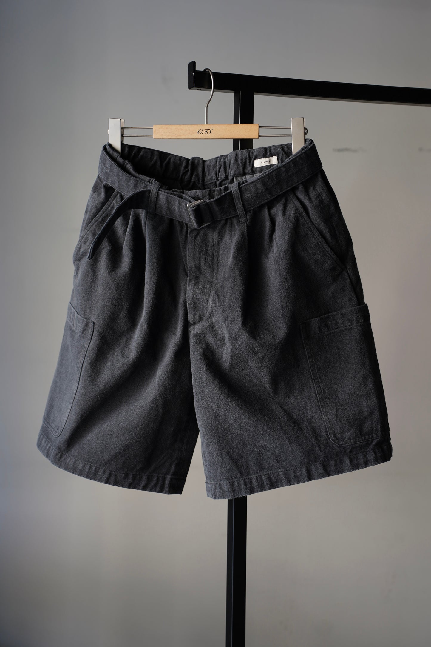 MEN　alvana / アルヴァナ 　BLACK TWILL CARGO SHORTS