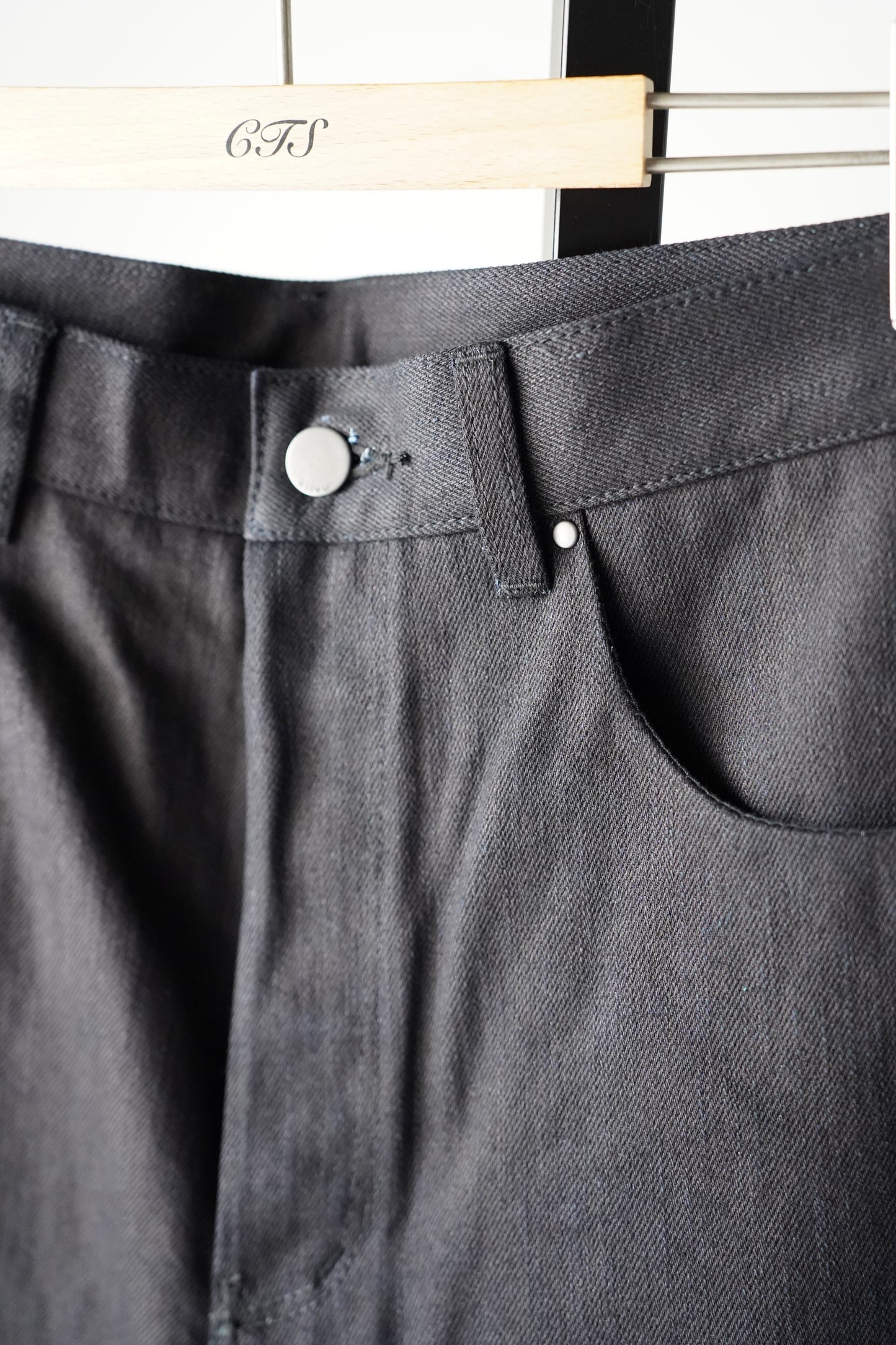 MEN　Kiivu / キフ　CURVY LEG TROUSER - 12.5oz Rainbow Denim + Sumi
