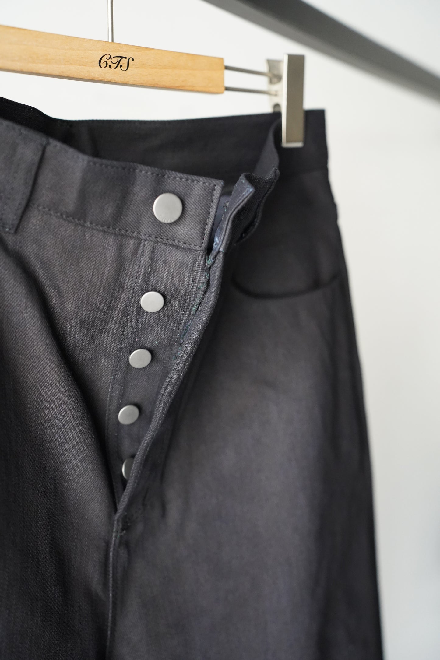 MEN　Kiivu / キフ　CURVY LEG TROUSER - 12.5oz Rainbow Denim + Sumi