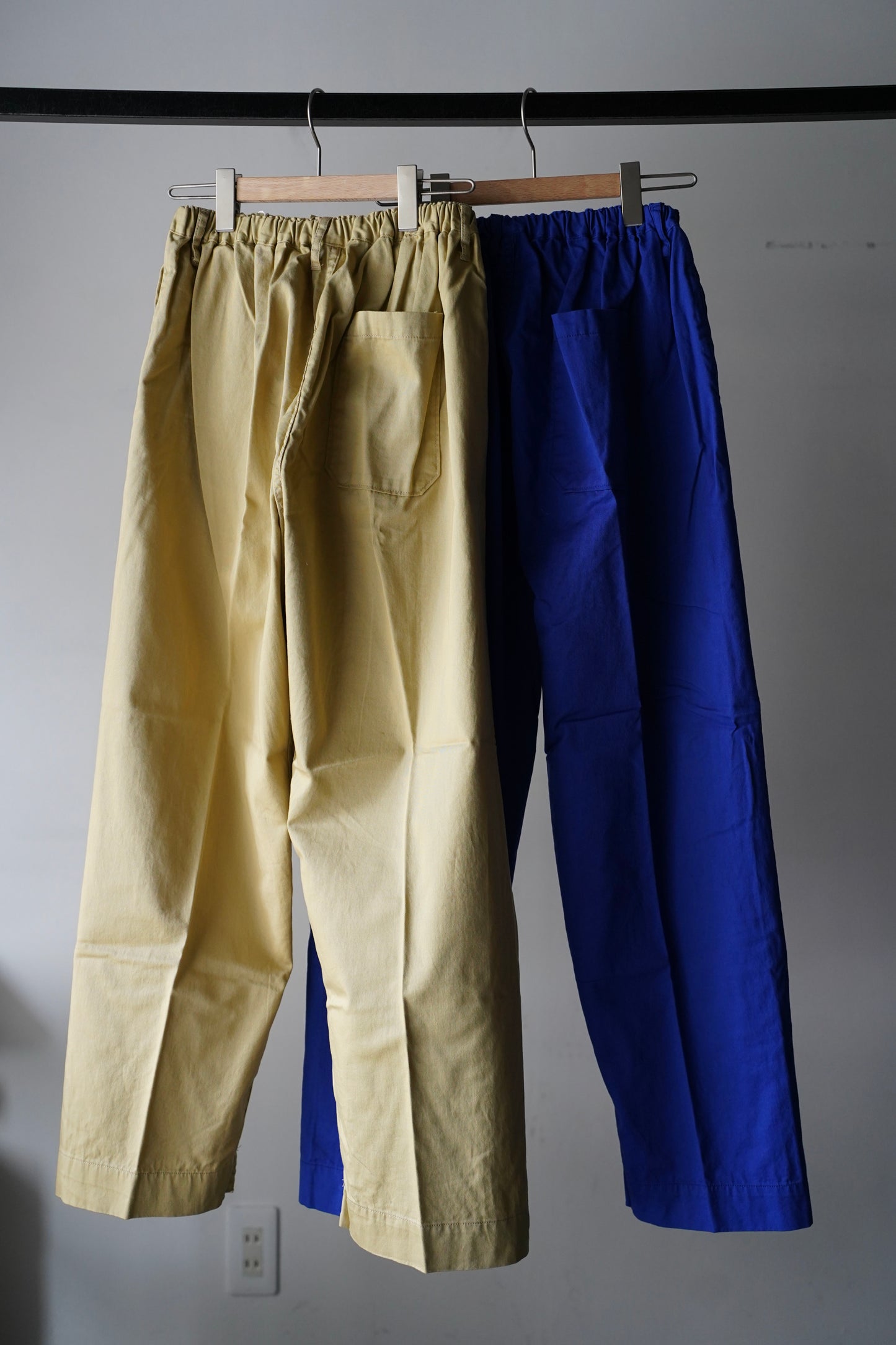 MEN　NECESSARY or UNNECESSARY / ネセサリーオアアンネセサリー　PIN TUCK PANTS