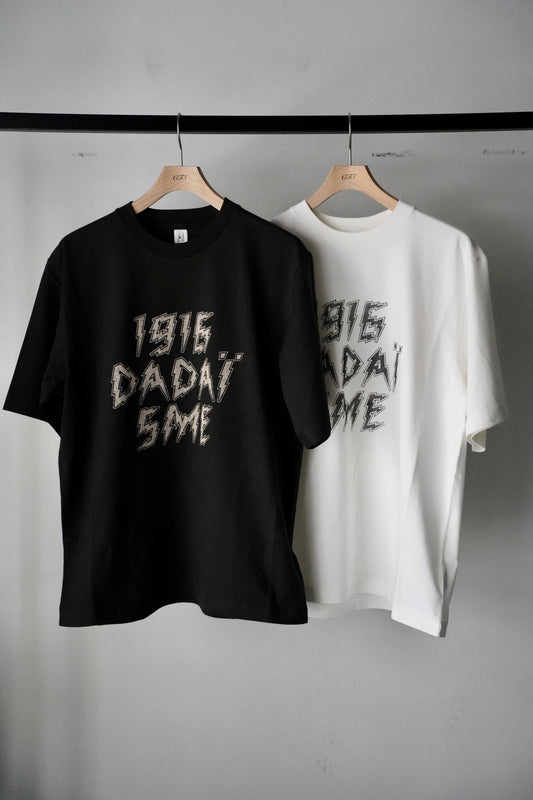 MEN/WOMEN　blurhmsROOTSTOCK / ブラームスルーツストック　DADAISME Print Tee STANDARD