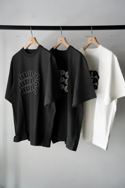 MEN/WOMEN　blurhmsROOTSTOCK / ブラームスルーツストック　BRITPOP Print Tee STANDARD