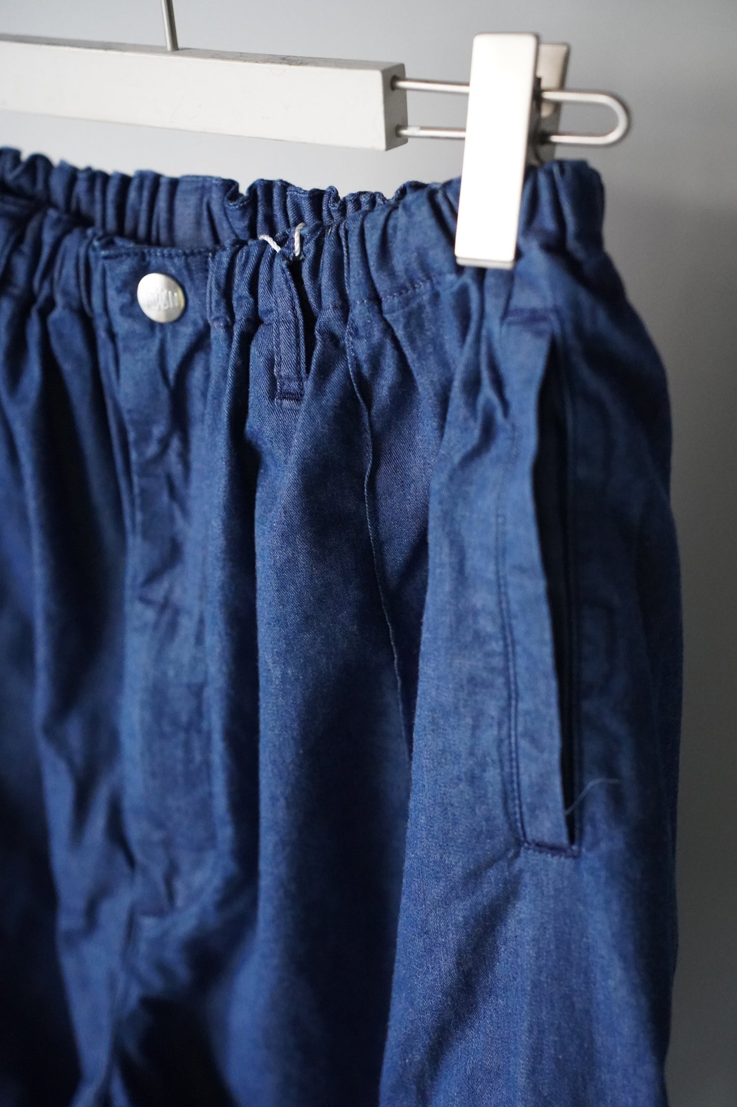 MEN　NECESSARY or UNNECESSARY / ネセサリーオアアンネセサリー　PIN TUCK PANTS DENIM