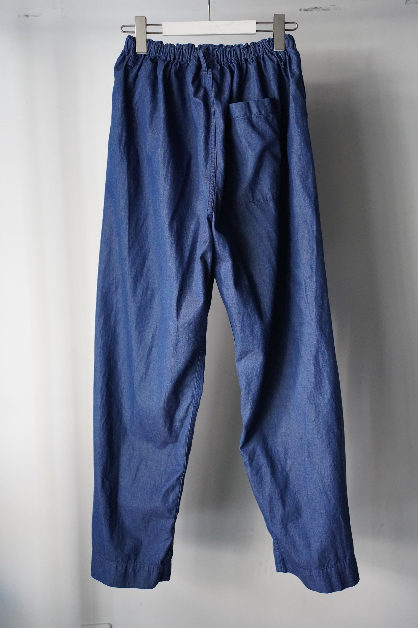 MEN　NECESSARY or UNNECESSARY / ネセサリーオアアンネセサリー　PIN TUCK PANTS DENIM