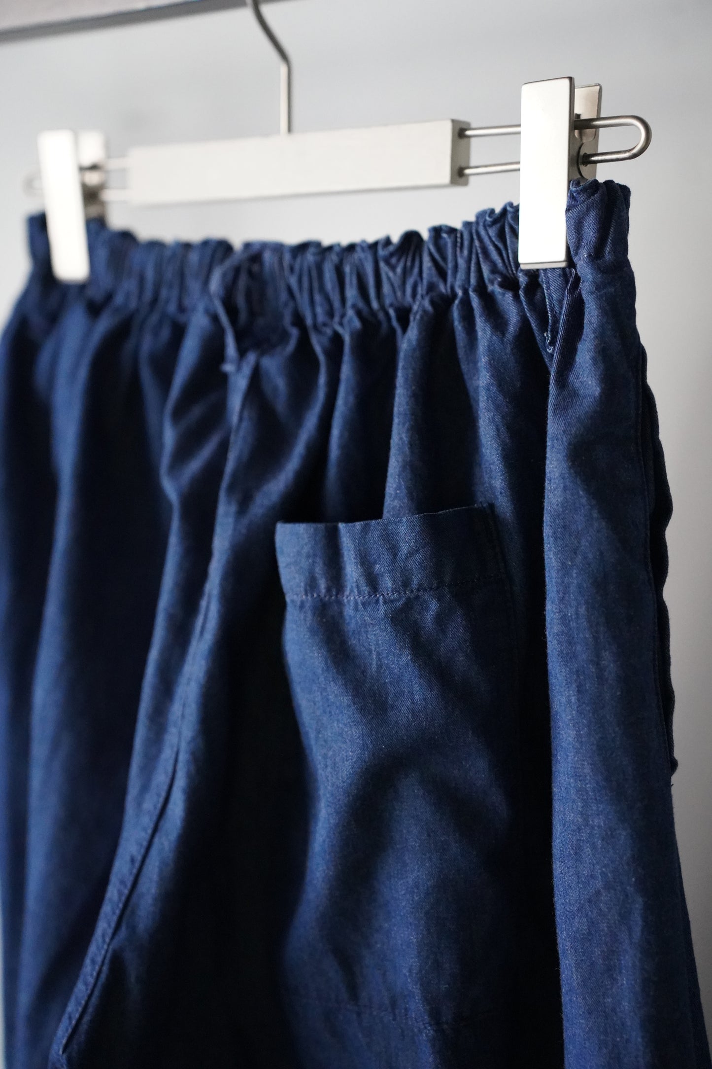 MEN　NECESSARY or UNNECESSARY / ネセサリーオアアンネセサリー　PIN TUCK PANTS DENIM