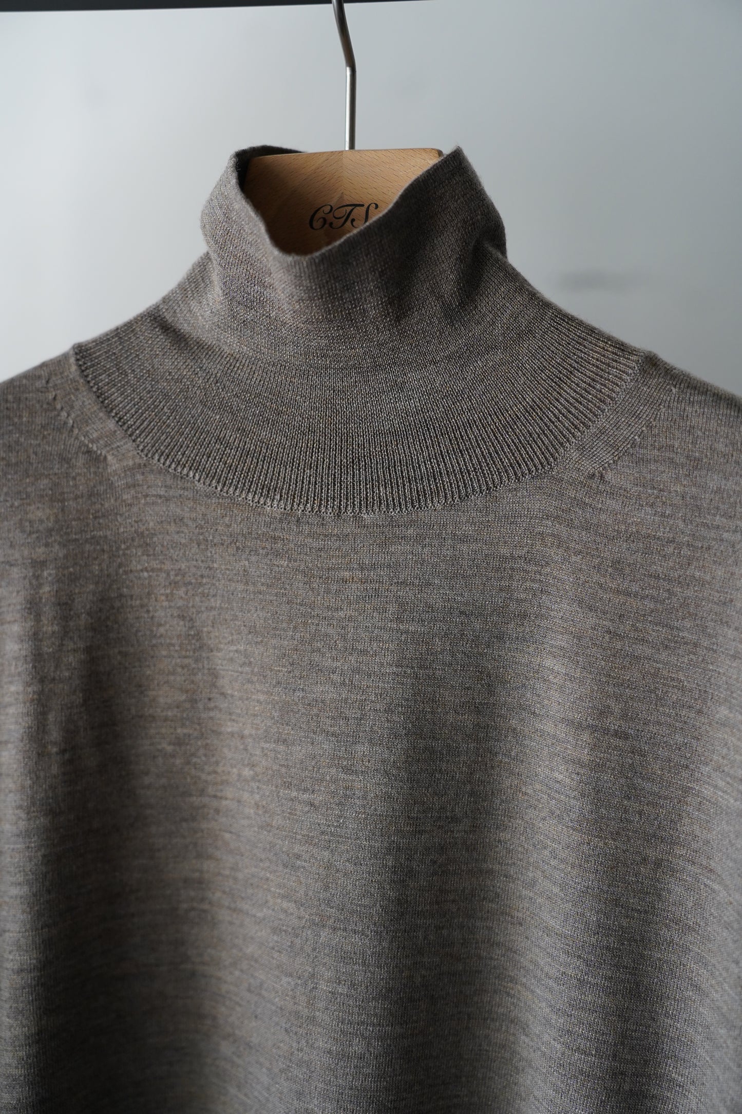 MEN　BATONER / バトナー　SUPERIOR HIGH GAUGE MERINO TURTLE NECK　